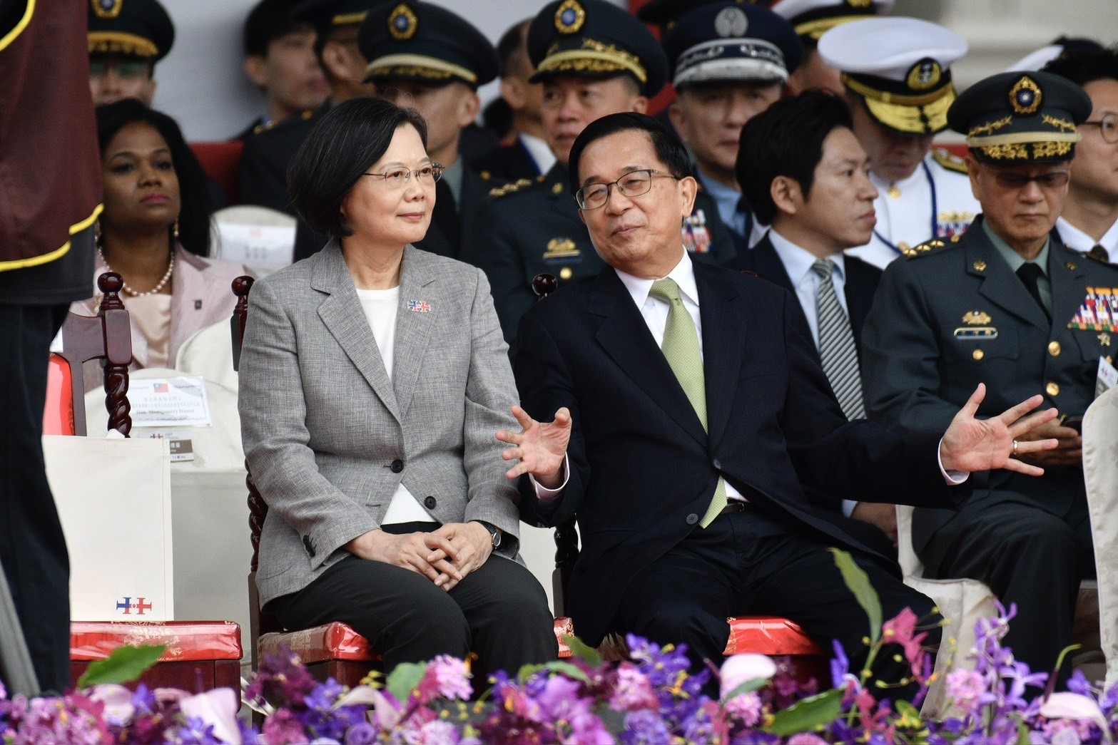 陳水扁卸任後首次出席國慶大典，與蔡英文互動多。