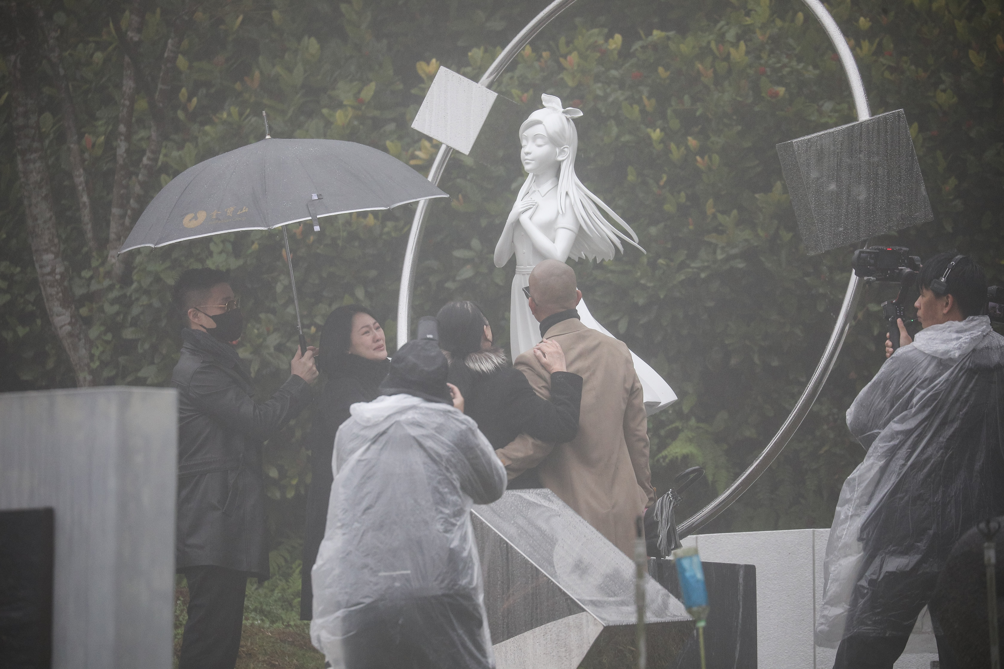 小S今po文，感謝姊夫具俊曄為姊姊設計了一個這麼美的雕像。（鏡報鄒保祥攝）