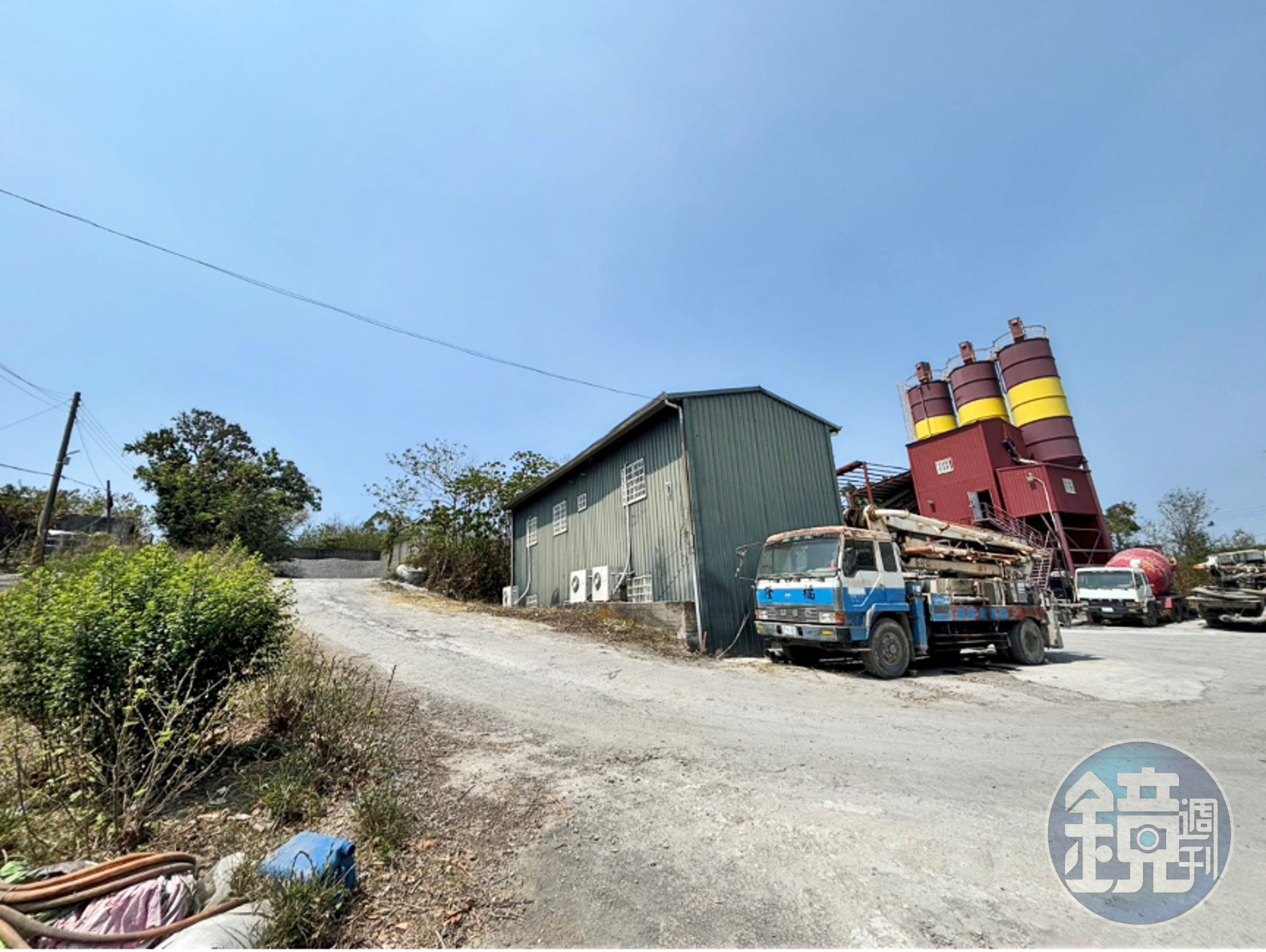 李四川胞弟李賜福遭爆因違法開發山坡地、興建預拌混凝土廠遭判刑，相關設施依法應拆除並沒收，但近期仍可見廠區運作跡象。圖為李賜福遭控違法興建的預拌混凝土廠今年3月現況。（讀者提供）