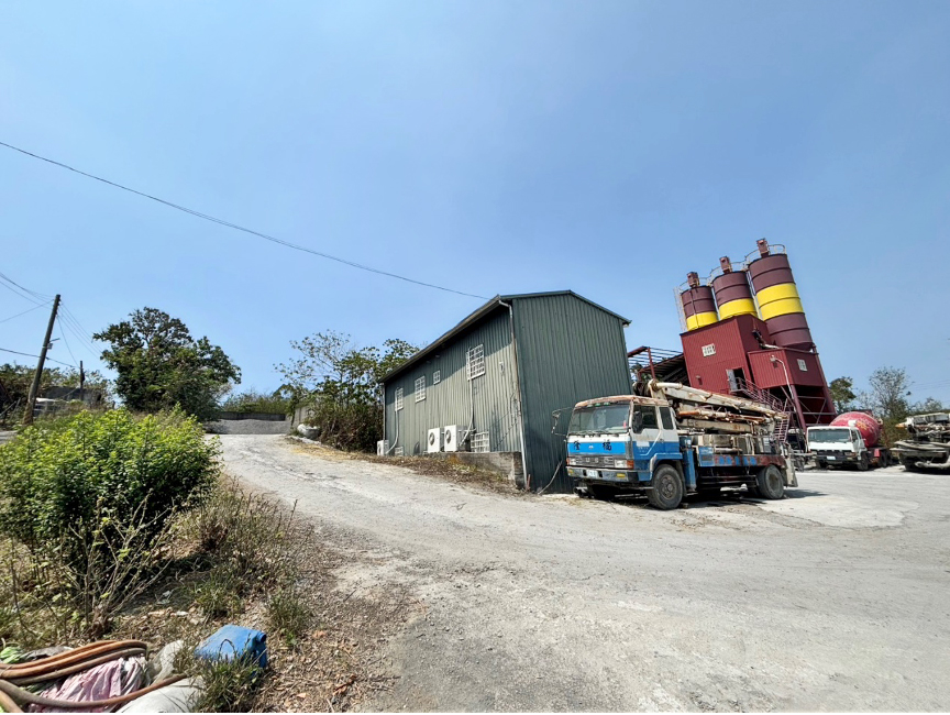 李四川胞弟李賜福遭爆因違法開發山坡地、興建預拌混凝土廠遭判刑，相關設施依法應拆除並沒收，但近期仍可見廠區運作跡象。圖為李賜福遭控違法興建的預拌混凝土廠今年3月現況。（讀者提供）