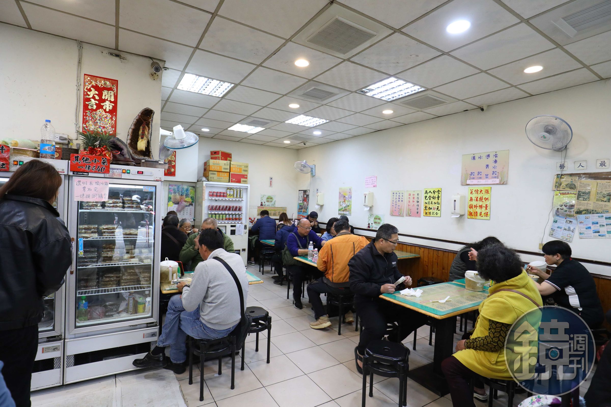 新明牛肉麵用餐時段總是客滿,經常要和別人併桌。