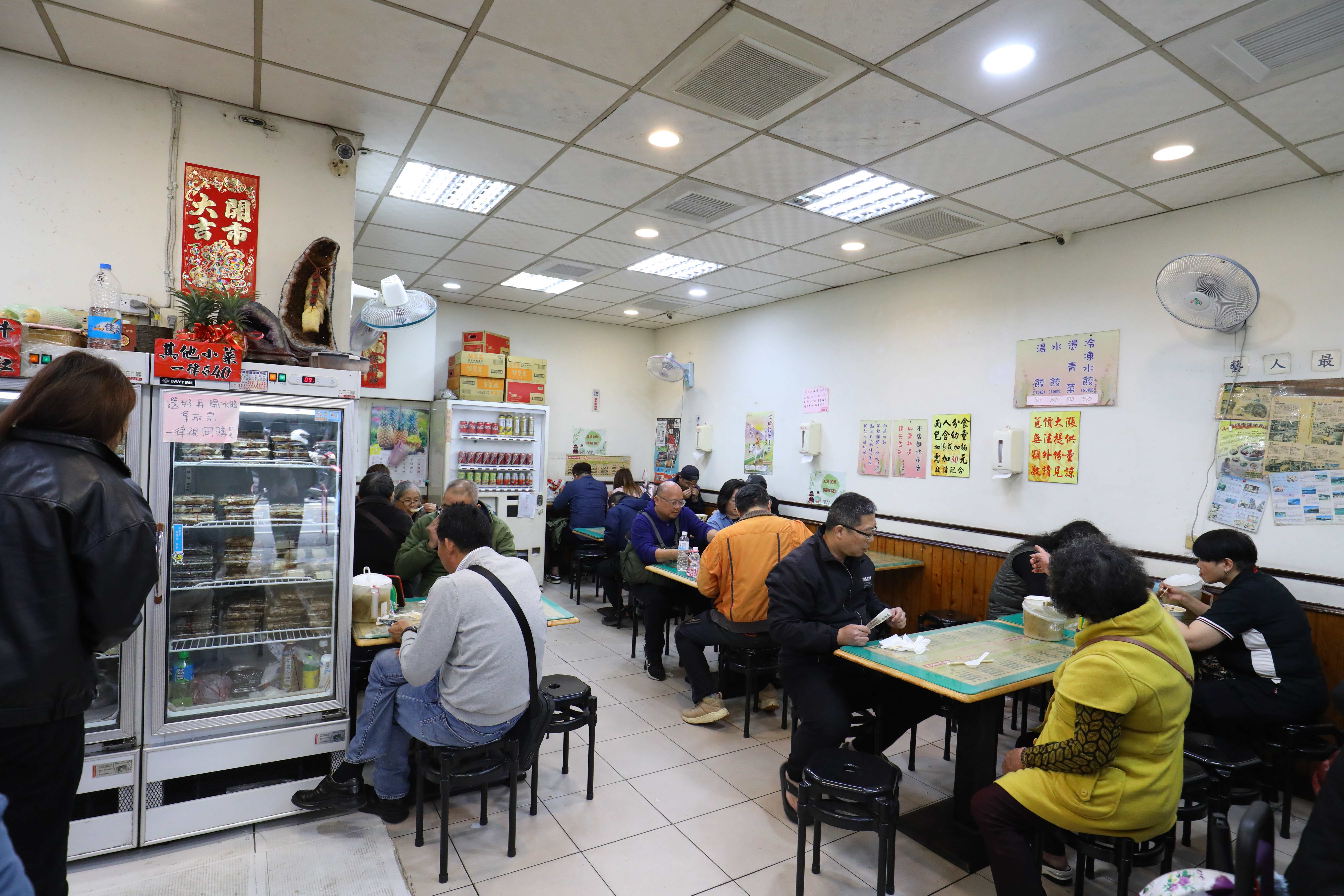 新明牛肉麵用餐時段總是客滿,經常要和別人併桌。