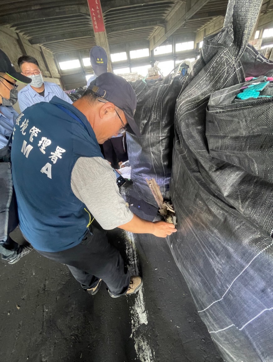 稽查人員查驗出口貨物。（環境部管理署提供）