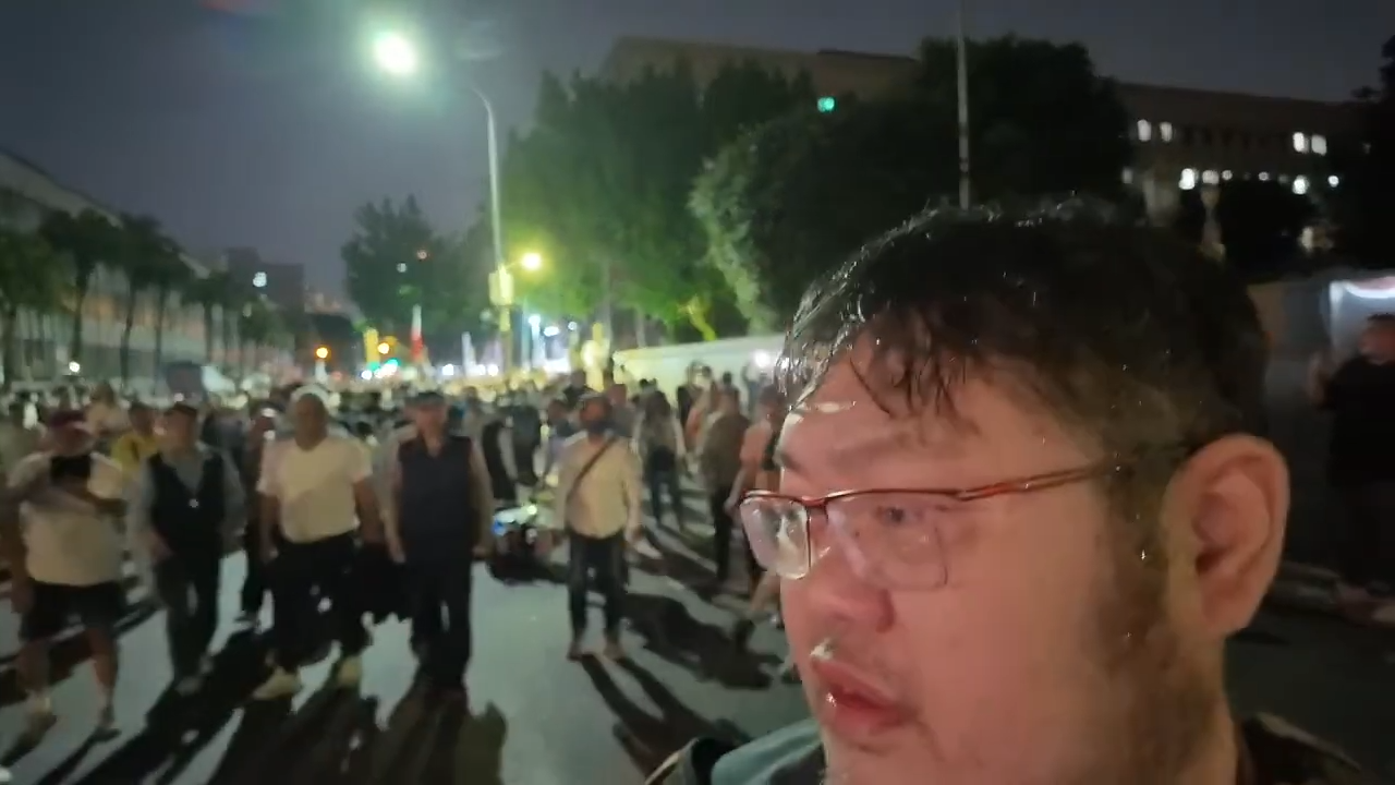 四叉貓昨晚前往北檢外直播時，遭到國民黨抗議者叫囂、偷打，甚至還有人直接把飲料潑灑在他的頭上。（翻攝自四叉貓YT頻道）