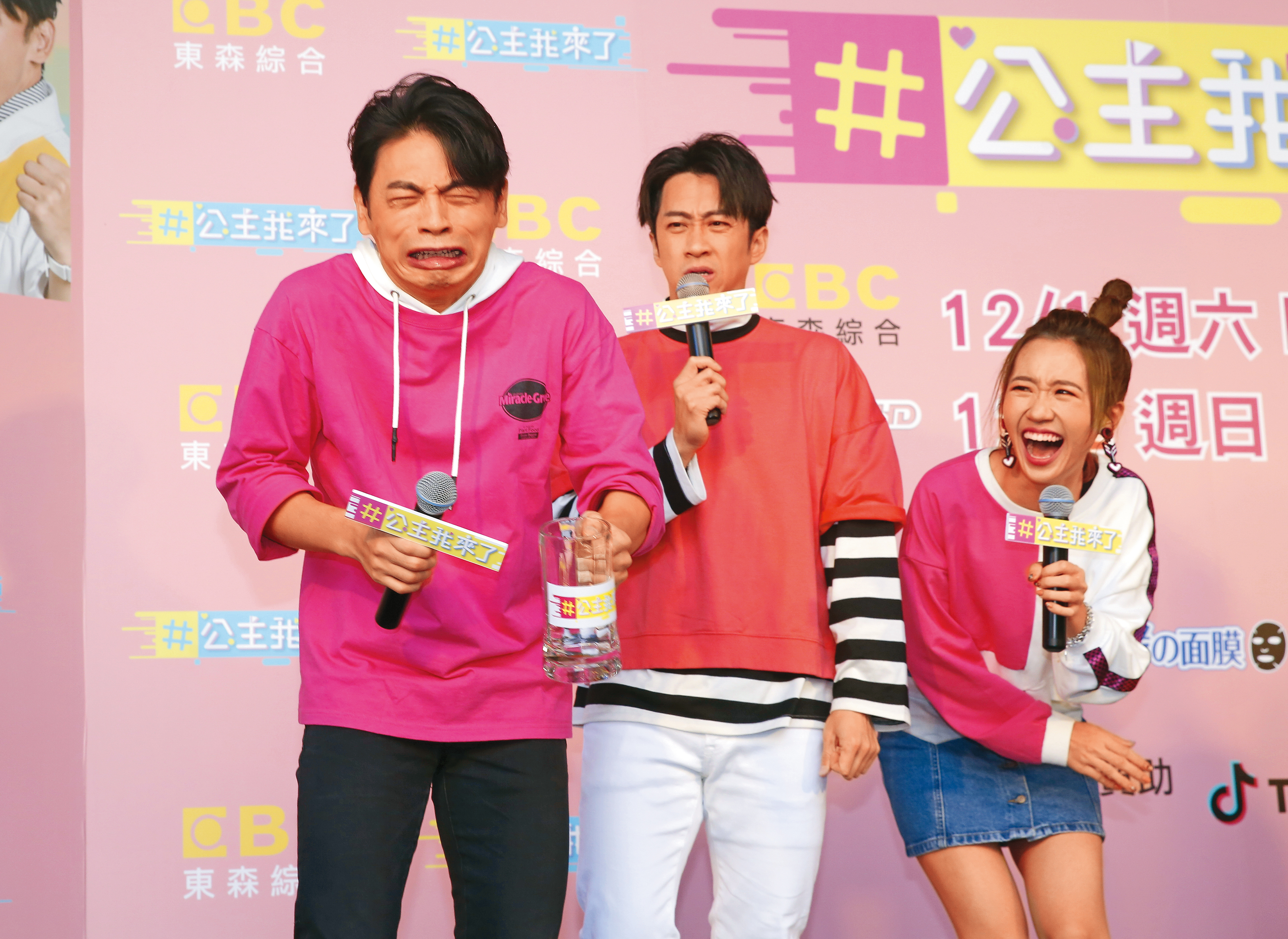 諧星出身的阿Ken(左)常常不計形象演出。中為陳漢典,右為Lulu。