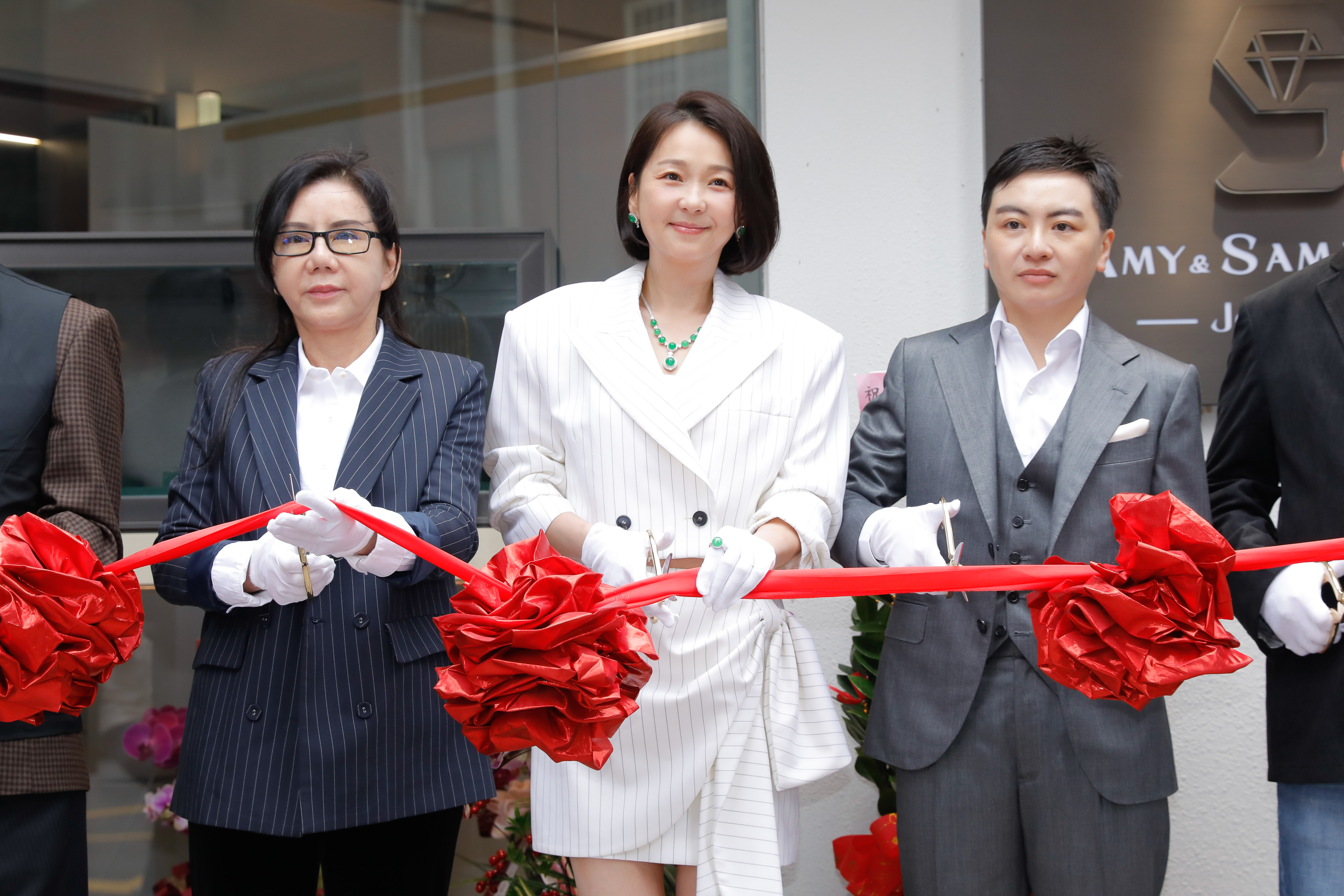六月出席珠寶店開幕剪綵。