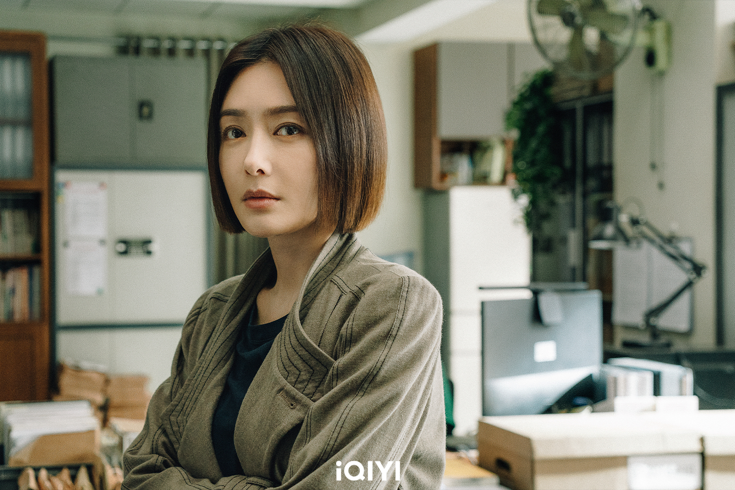 秦嵐在《九部的檢察官》飾演檢察官，短髮御姐造型迷倒一票觀眾。（愛奇藝國際站提供）