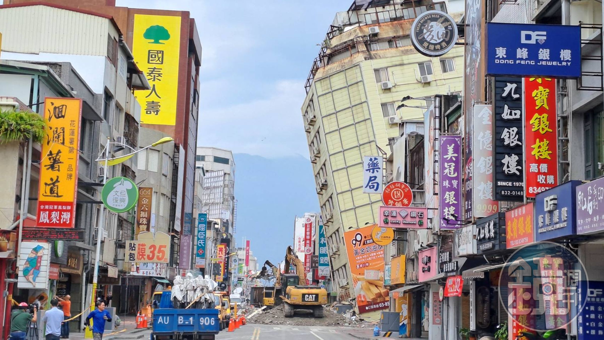花蓮連日地震不斷,賑災基金會今宣布擴大傷、亡者家屬生活補助方案,圖為因23日餘震傾斜的花蓮富凱大飯店。
