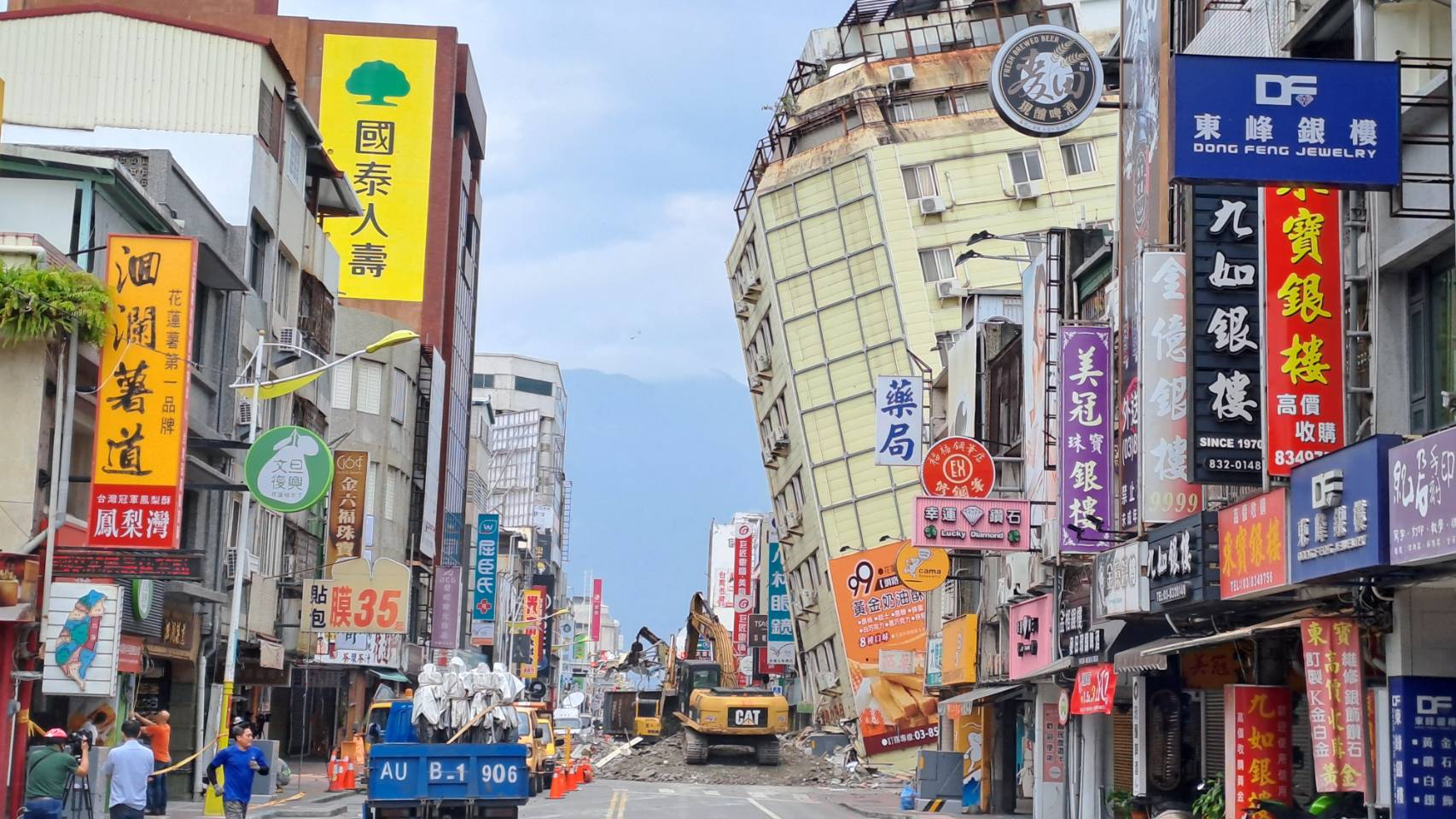 花蓮連日地震不斷，賑災基金會今宣布擴大傷、亡者家屬生活補助方案，圖為因23日餘震傾斜的花蓮富凱大飯店。