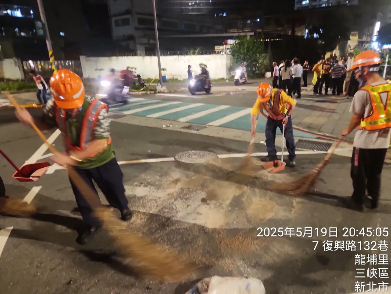 多名清潔隊員當時到現場清理車輛碎片及油漬。（翻攝自Threads）