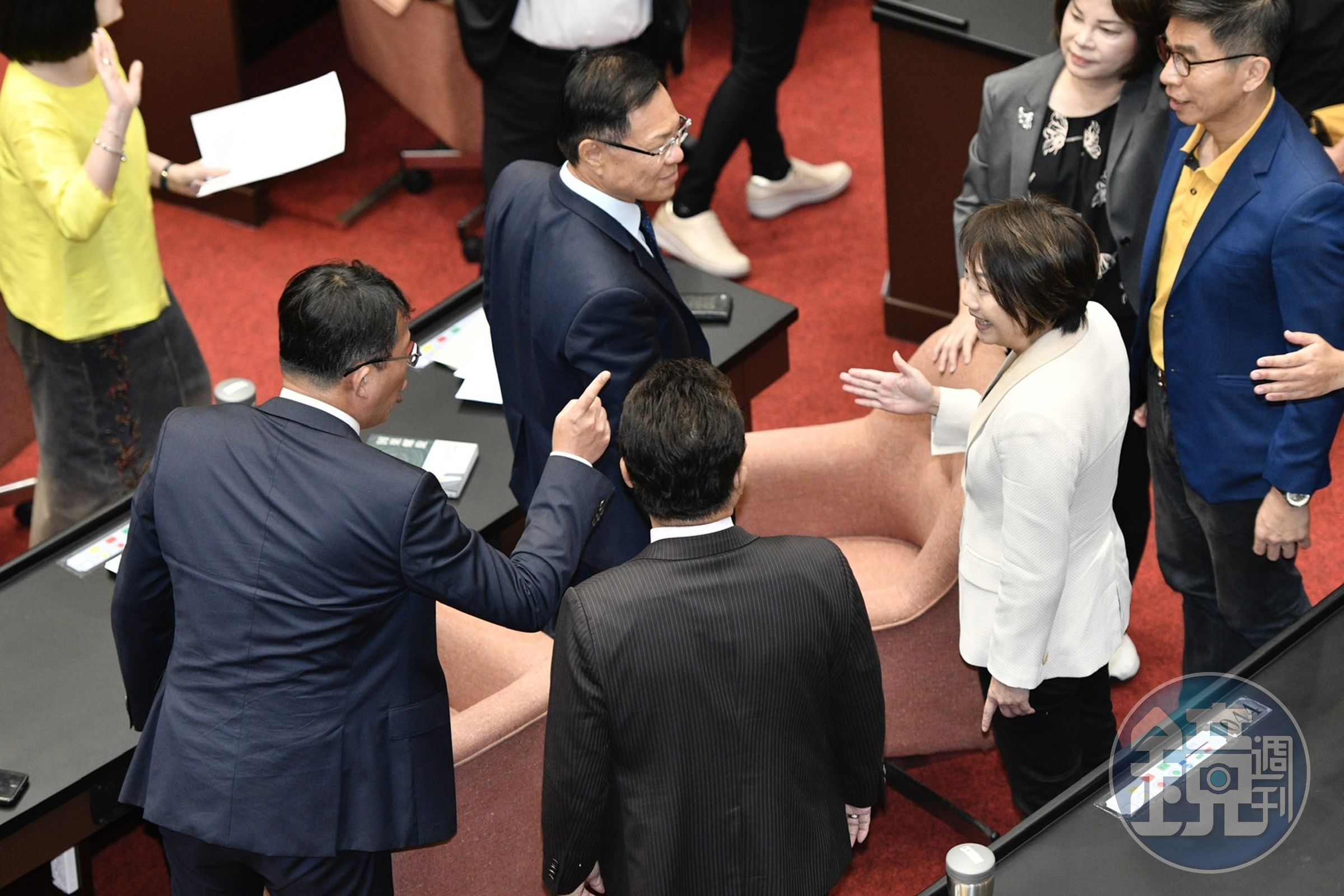 綠委范雲不滿民眾黨立委出席不投票,跑去找黃國昌詢問,結果遭對方咆哮「我有欠你喔!」