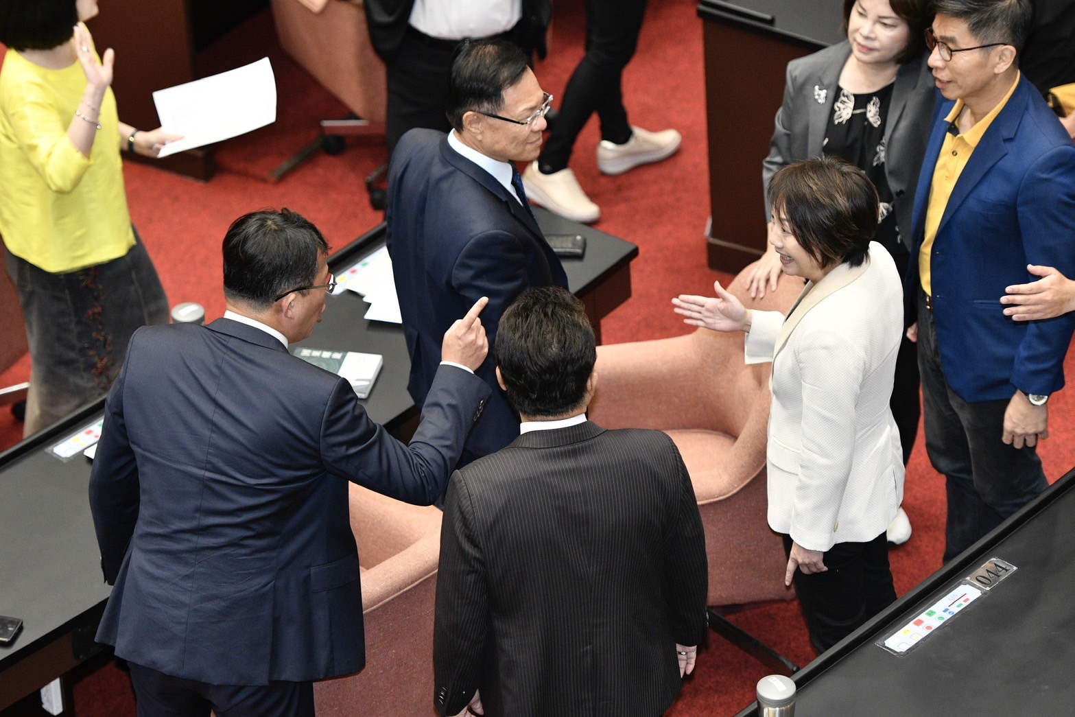 綠委范雲不滿民眾黨立委出席不投票,跑去找黃國昌詢問,結果遭對方咆哮「我有欠你喔!」