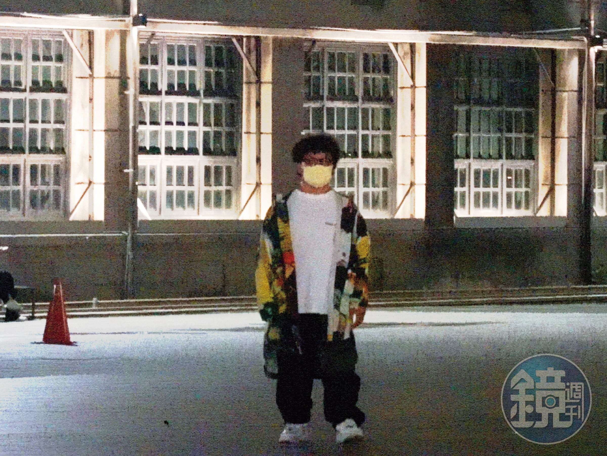 4/10 21:10納豆在松菸文創園區散步當作復健,但其實是在等女友依依收工。