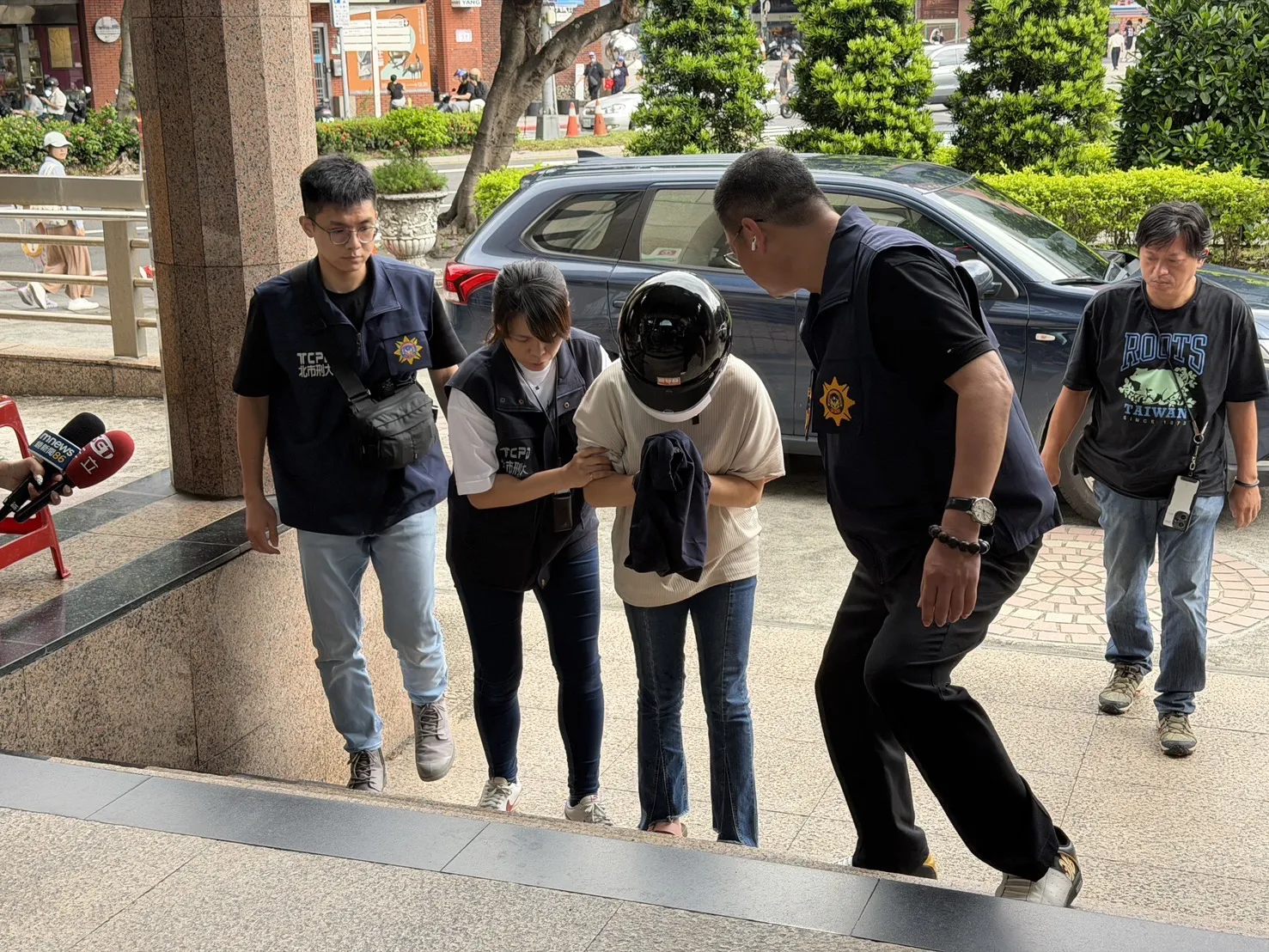 涉嫌被男友教唆而槍擊男友妻子的易女今落網，她也成為台灣史上第一名女槍手。翻攝畫面