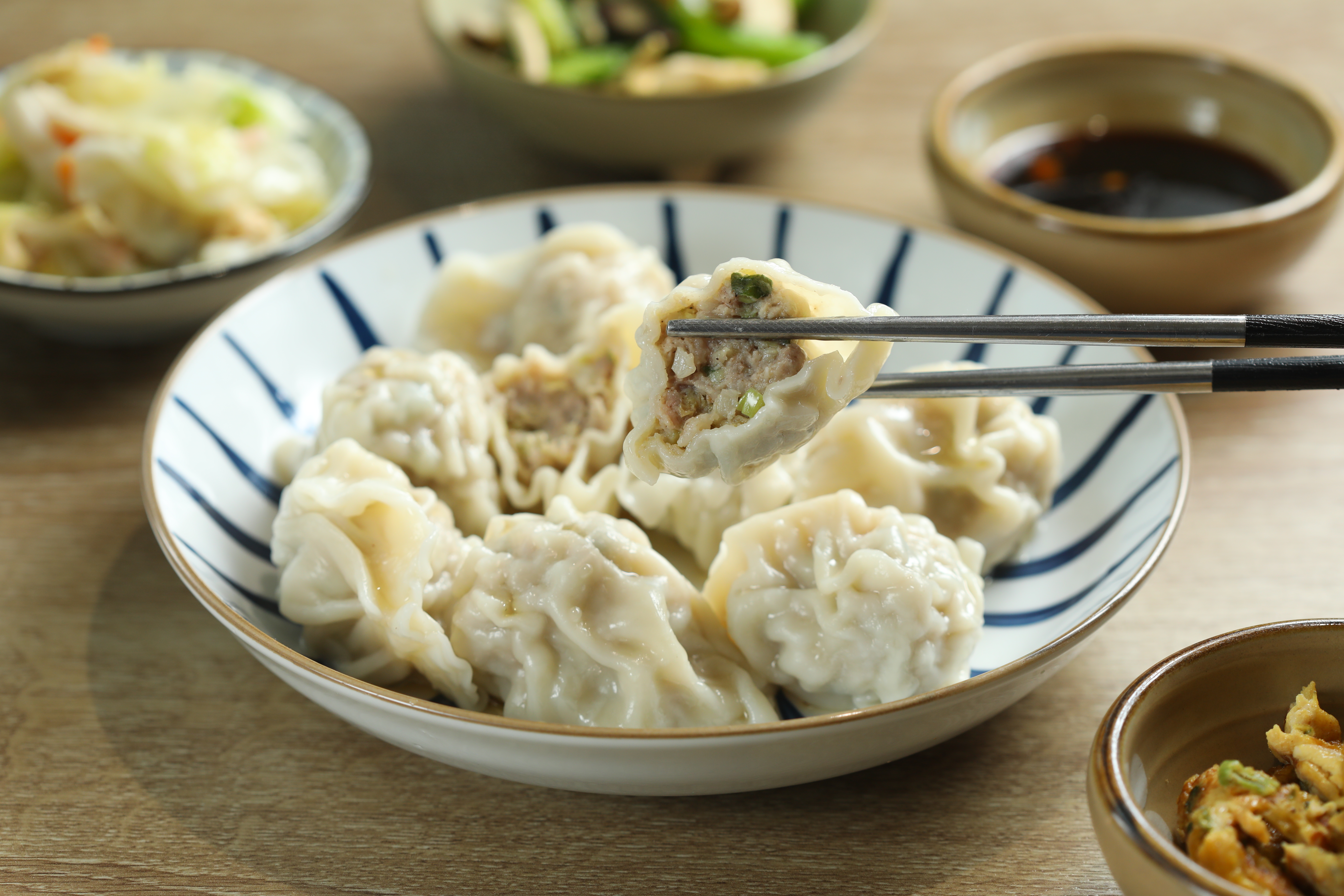 「省府慢慢」以社區共生為核心，「北方外婆的手包水餃」由村裡奶奶們手工製作，包進眷村記憶與家常溫度。
