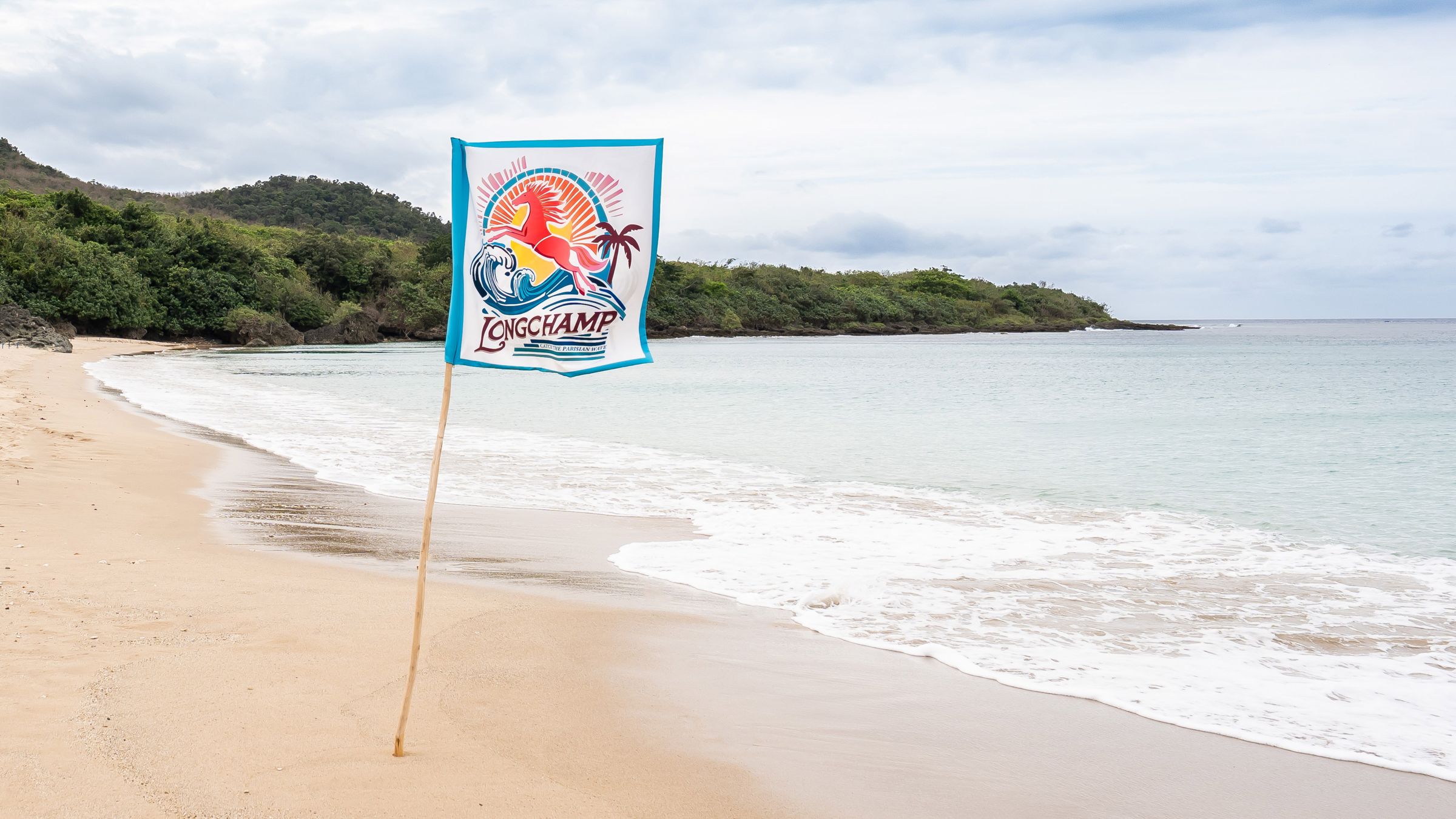 「LA PLAGE LONGCHAMP瓏驤海灘俱樂部」旗幟。（瓏驤提供）