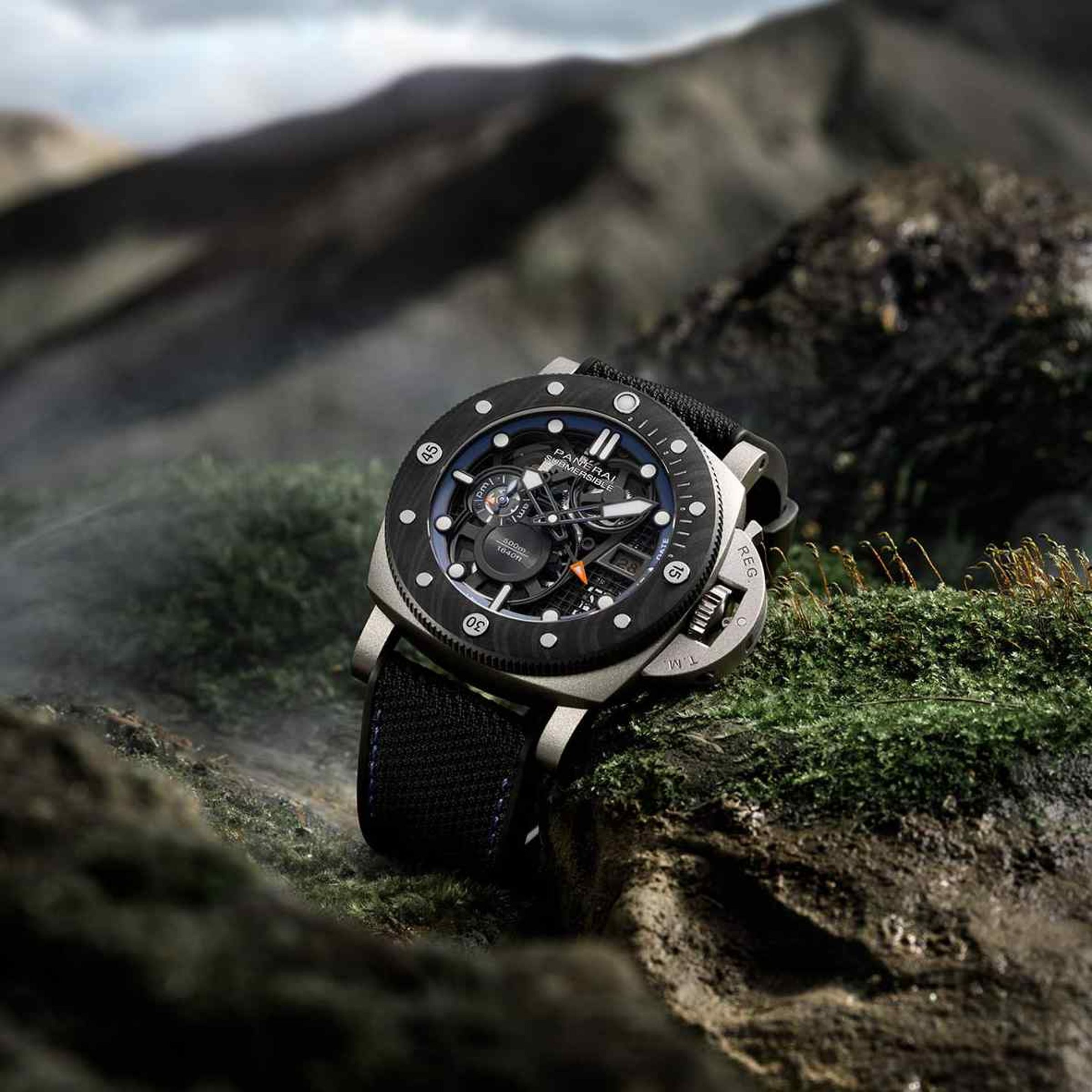 PANERAI Submersible GMT Titanio Mike Horn Experience Edition PAM01670： 此錶與品牌大使探險家 Mike Horn 合作，以其冒險精神設計，錶款具備日夜顯示 GMT 雙時區功能，配以獨特的鏤空機芯，以及鈦金屬錶殼與 Carbotech™ 碳纖維錶圈。購買錶主在 Mike Horn 的帶領之下，踏上世界最神祕國度「不丹」探索喜馬拉雅山脈的文化遺產與獨特地貌。功能：時、分、小秒針指示；二地時間日夜顯示；日期顯示；動力儲存顯示；機芯：自動上鏈機芯；定價：約NT$2,883,000（限量30只）。