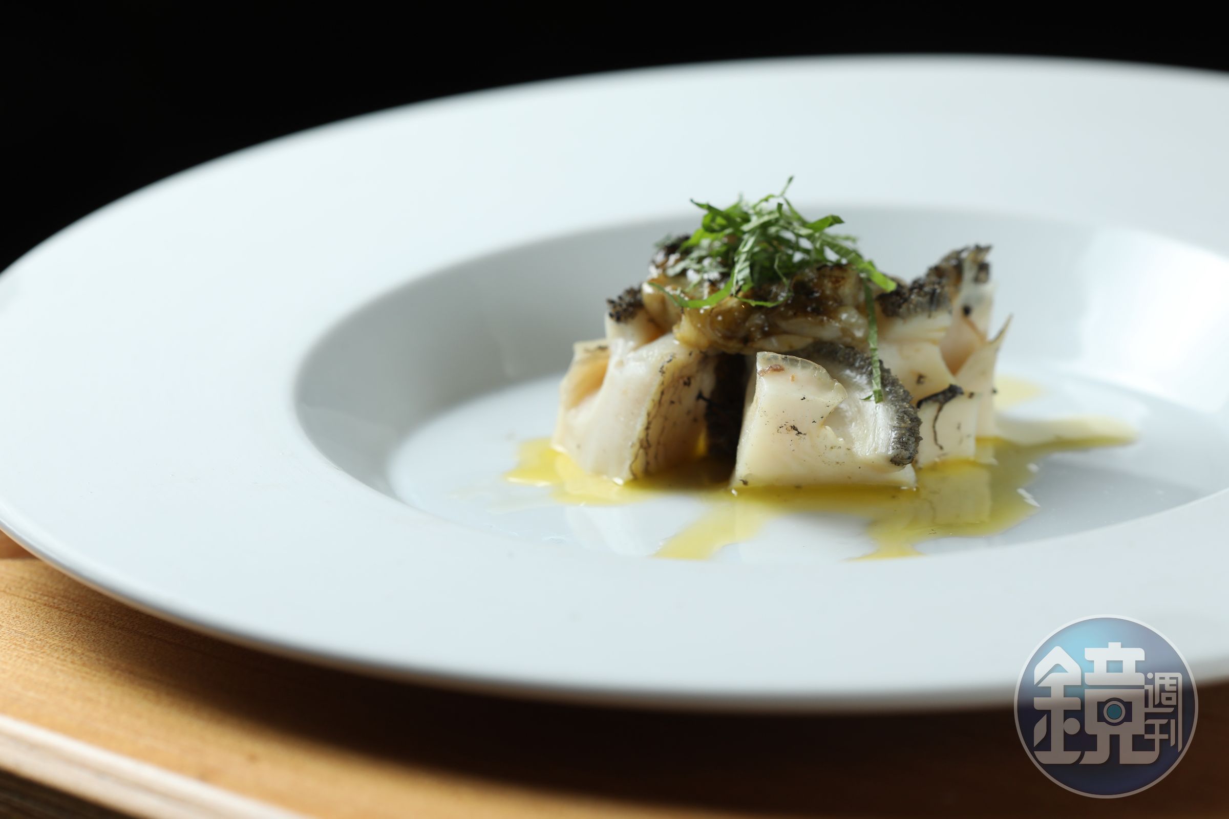 燒物「烤鮑魚 料理長特製醬汁」以炭火現烤活鮑魚，佐上蒜泥奶油醬，最後再用紫蘇提味。（午、晚間套餐菜色）