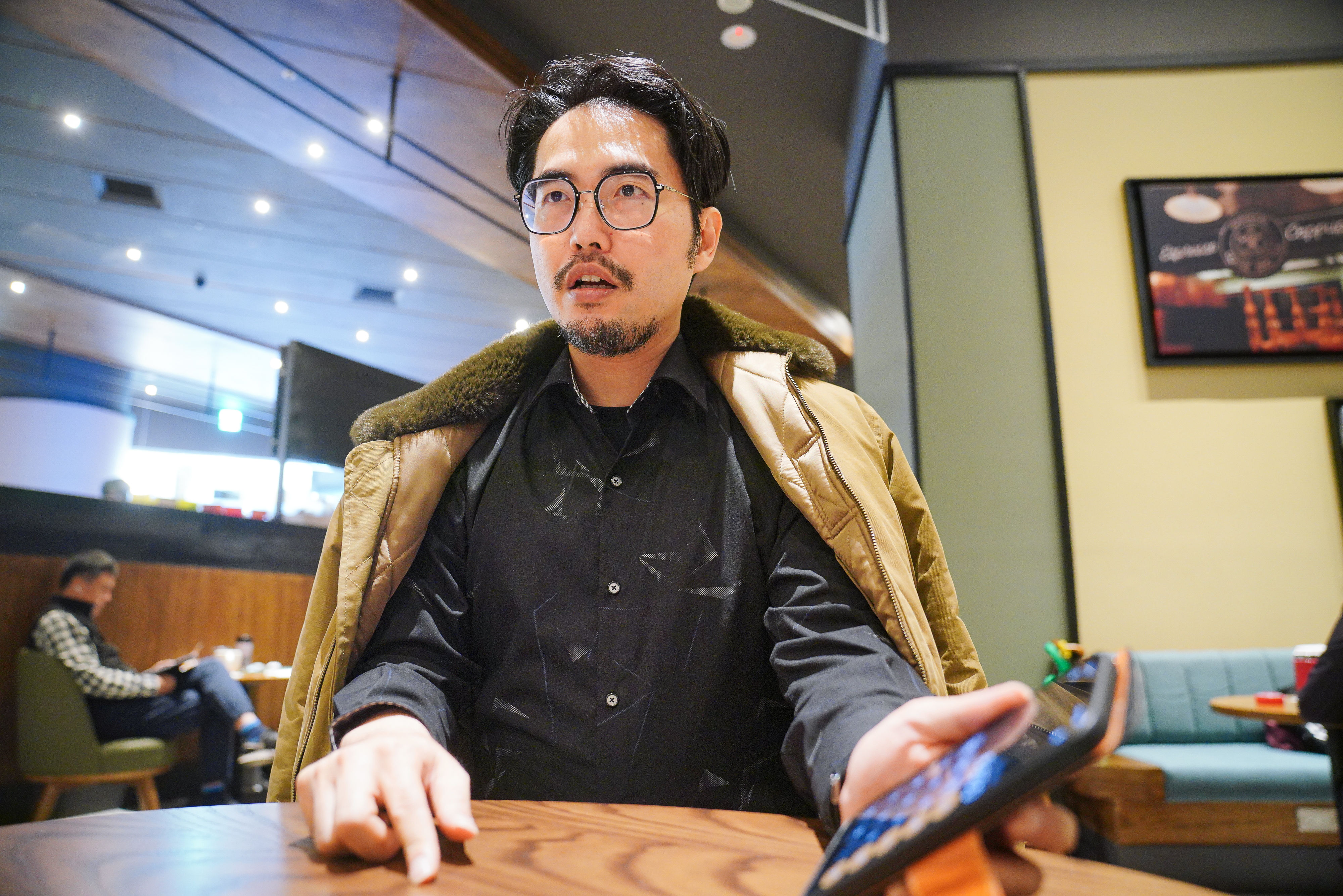 投資達人雷浩斯建議，盤勢波動劇烈，應將加碼資金切為小部位投入。