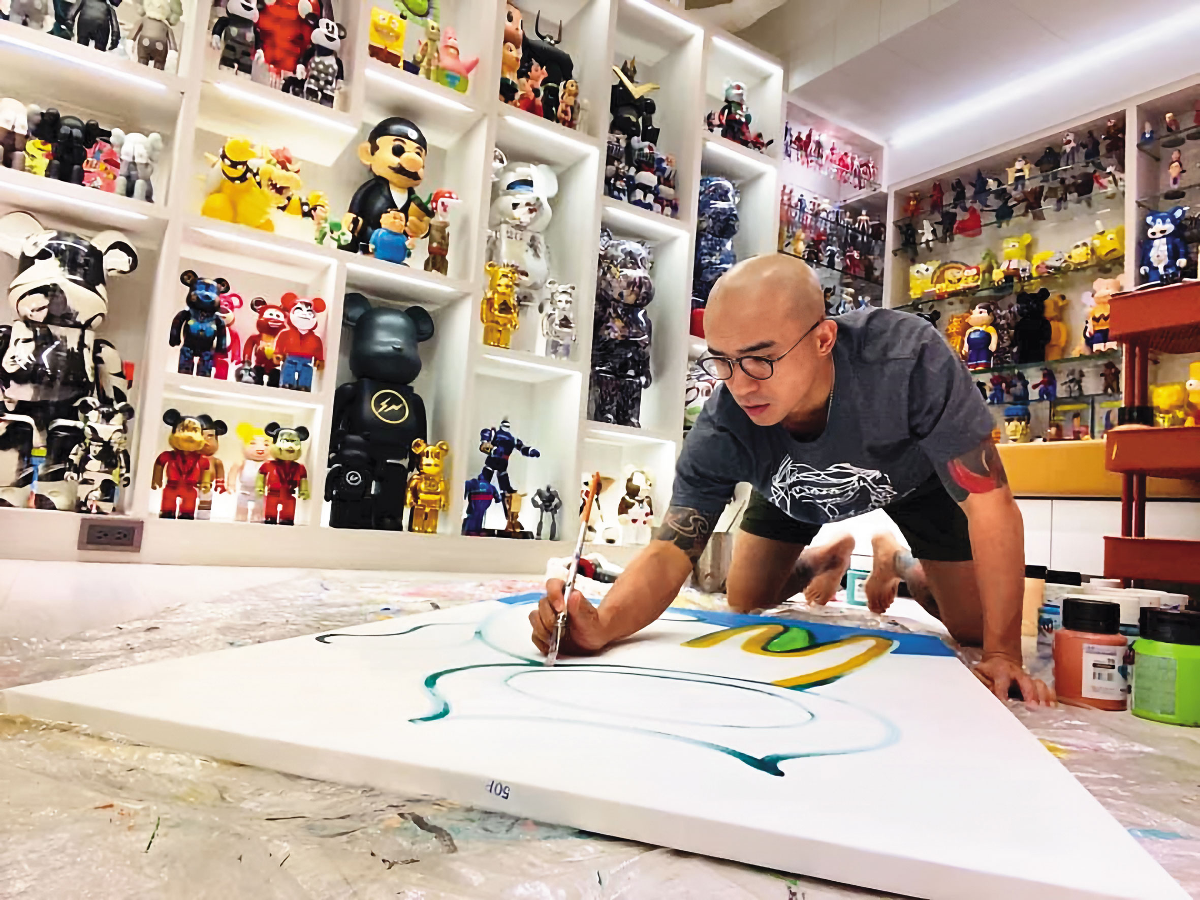 小馬近年斜槓當畫家，還多次舉辦畫展，畫室內更收藏許多高價潮牌公仔。（翻攝小馬臉書）