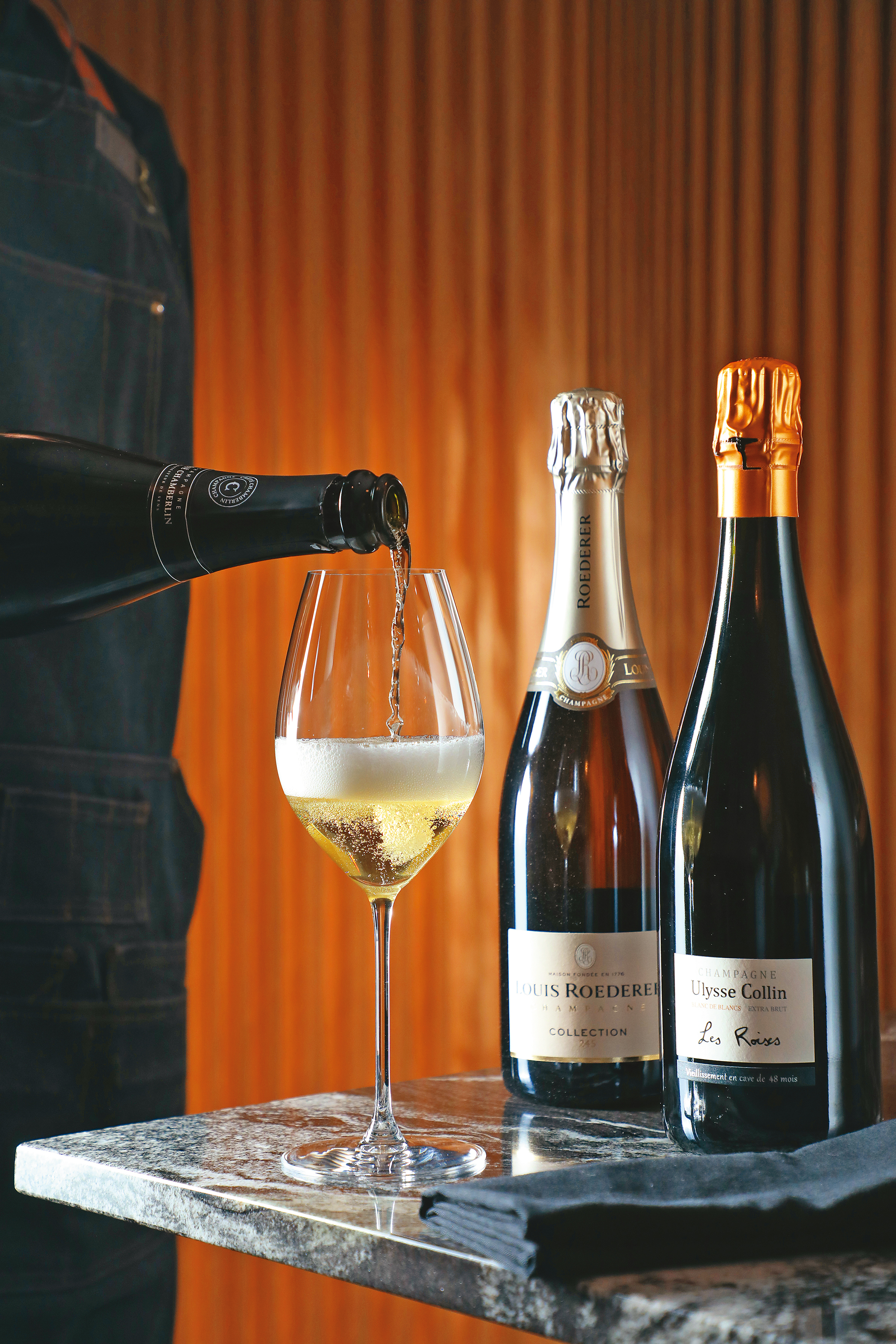 ：小玖館的「NV Champagne, Extra Brut, Les Roises, R16 aged 48 months, Ulysse Collin」（右，21,500元／瓶）與「NV Champagne, Brut, Collection 245, Louis Roederer」（左，2,900元／瓶）是兩款風味與價位截然不同的香檳。