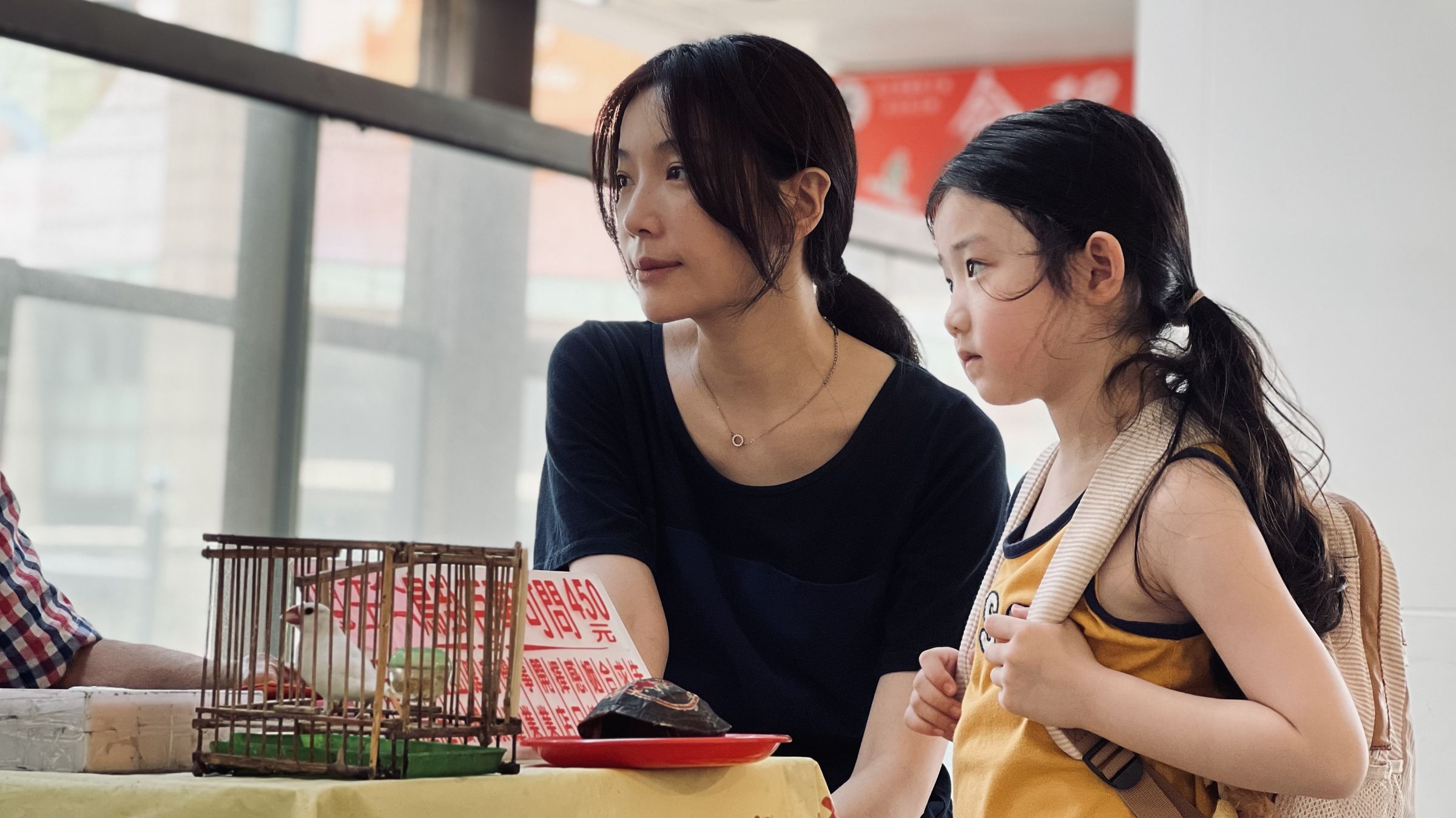 蔡淑臻（左）與葉子綺（右）在《左撇子女孩》中是有血緣關係卻關係疏離的母女。（光年映畫提供）