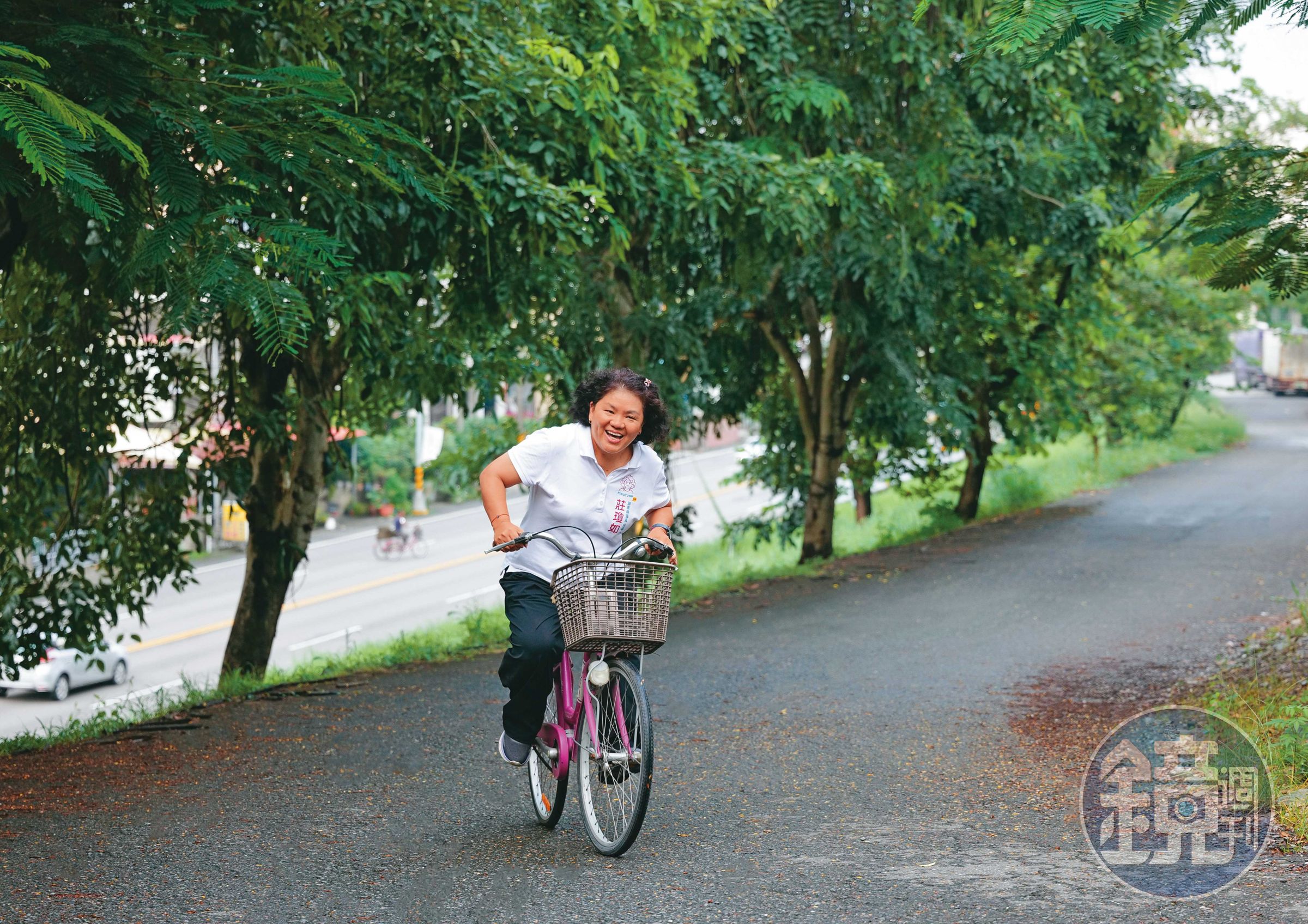 屏東鹽埔鄉隘寮溪河堤,綠色隧道延伸到里港,莊瓊如說倘若每個村落都能認養一段,發揮創意做植栽和園藝,鄉親在這裡唱歌跳舞,一定很迷人。