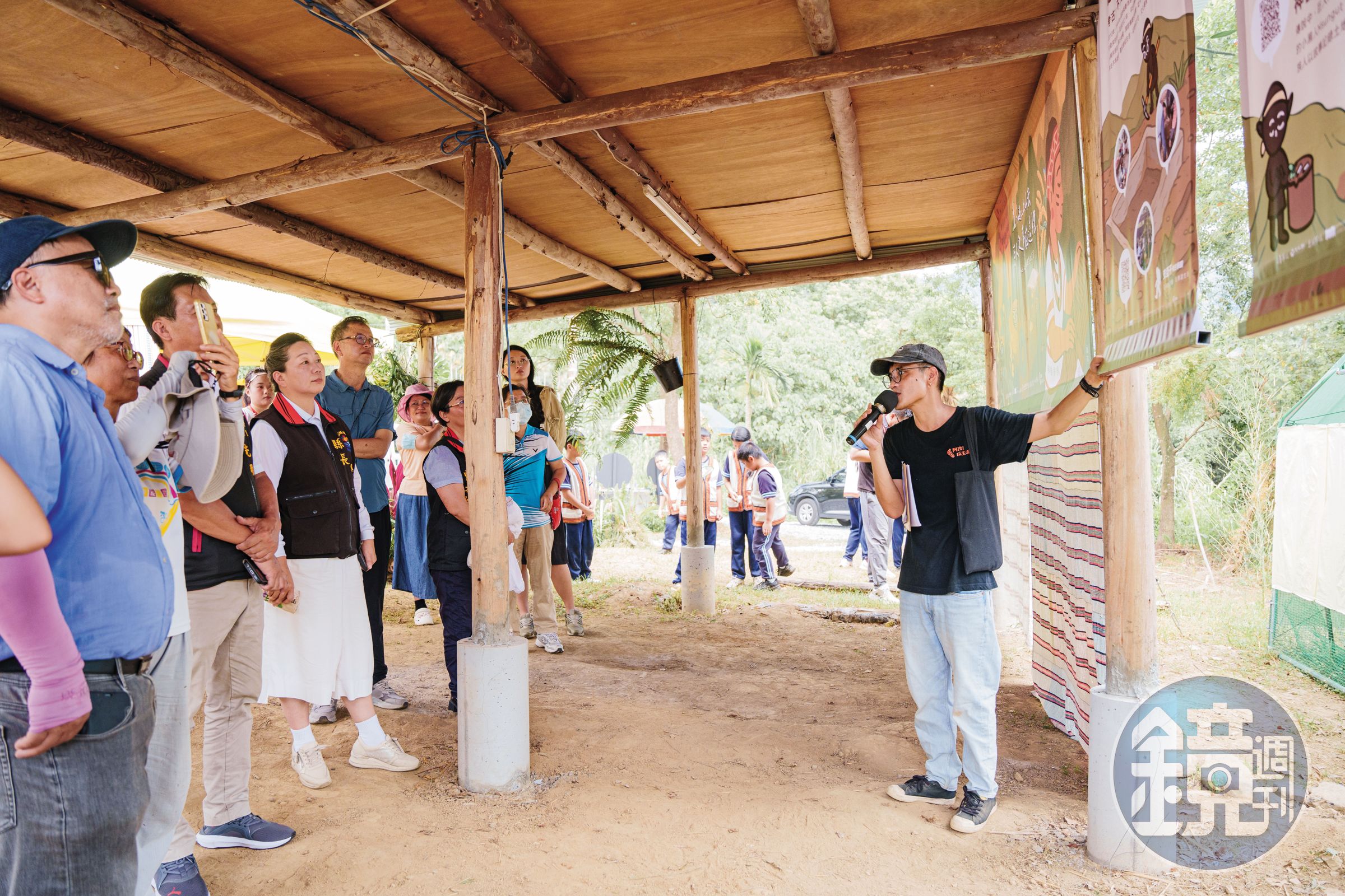 導覽支亞干史前遺址策展活動〈玉揹起，上山去〉，講述太魯閣族巨人傳說。（Apyang提供）