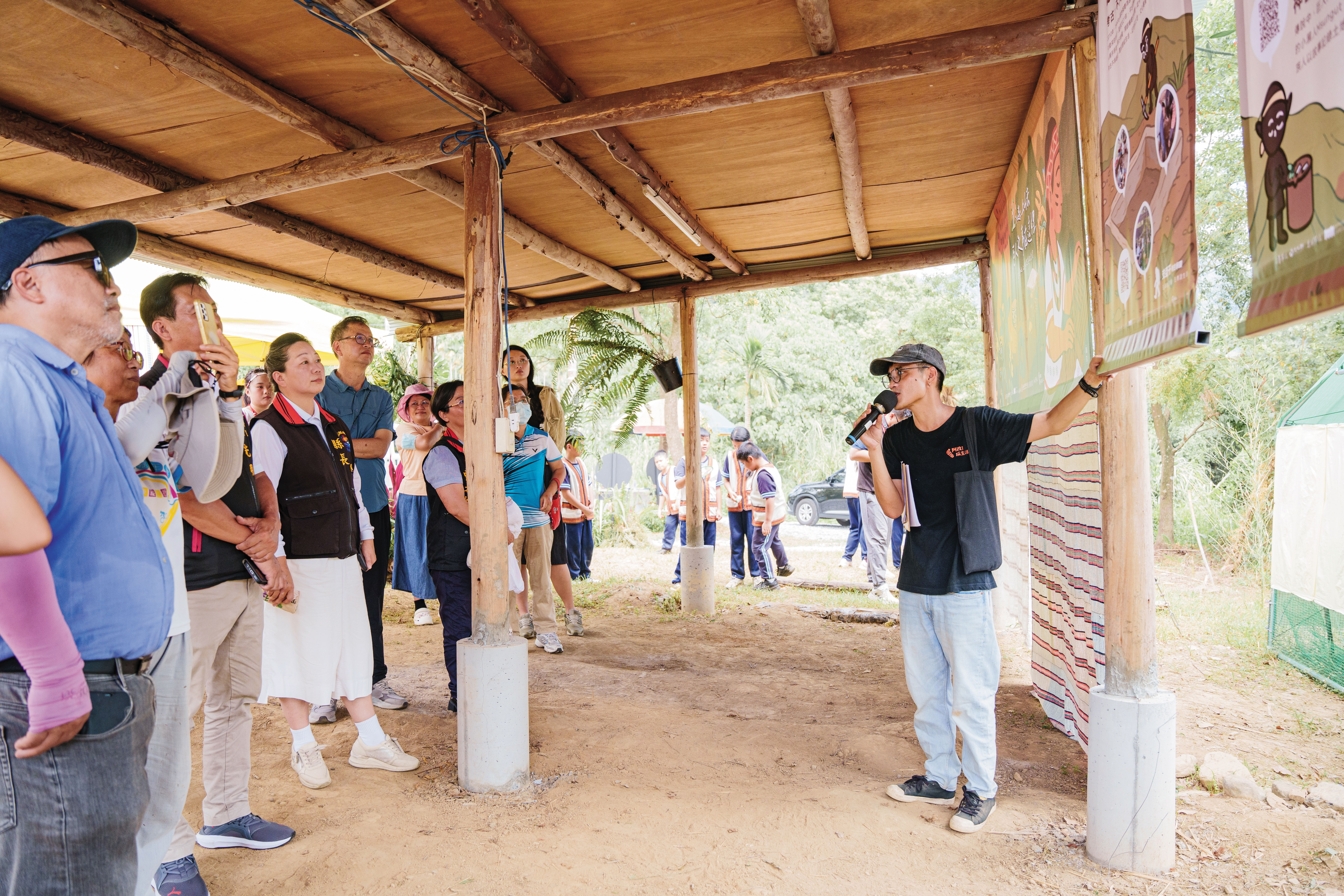 導覽支亞干史前遺址策展活動〈玉揹起，上山去〉，講述太魯閣族巨人傳說。（Apyang提供）