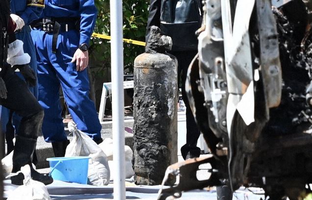 爆炸後回收的氣瓶上，清楚刻有「11－64」的標記，經專家確認，代表該氣瓶的使用期限為1964年11月。（翻攝自每日新聞）