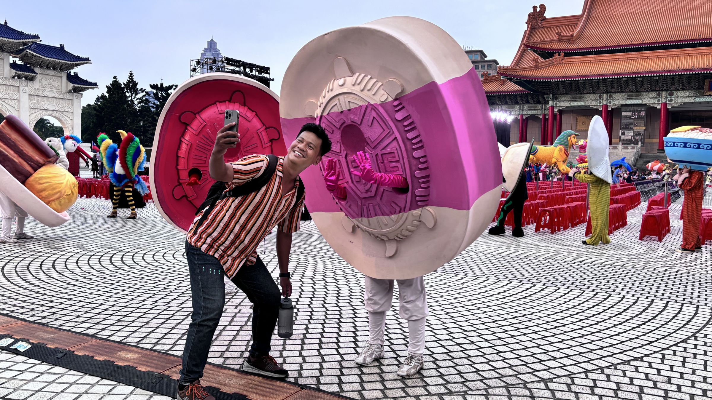 彩排時民眾被吸引過來圍觀，開心地約好「明天見！」（紙風車文教基金會提供）