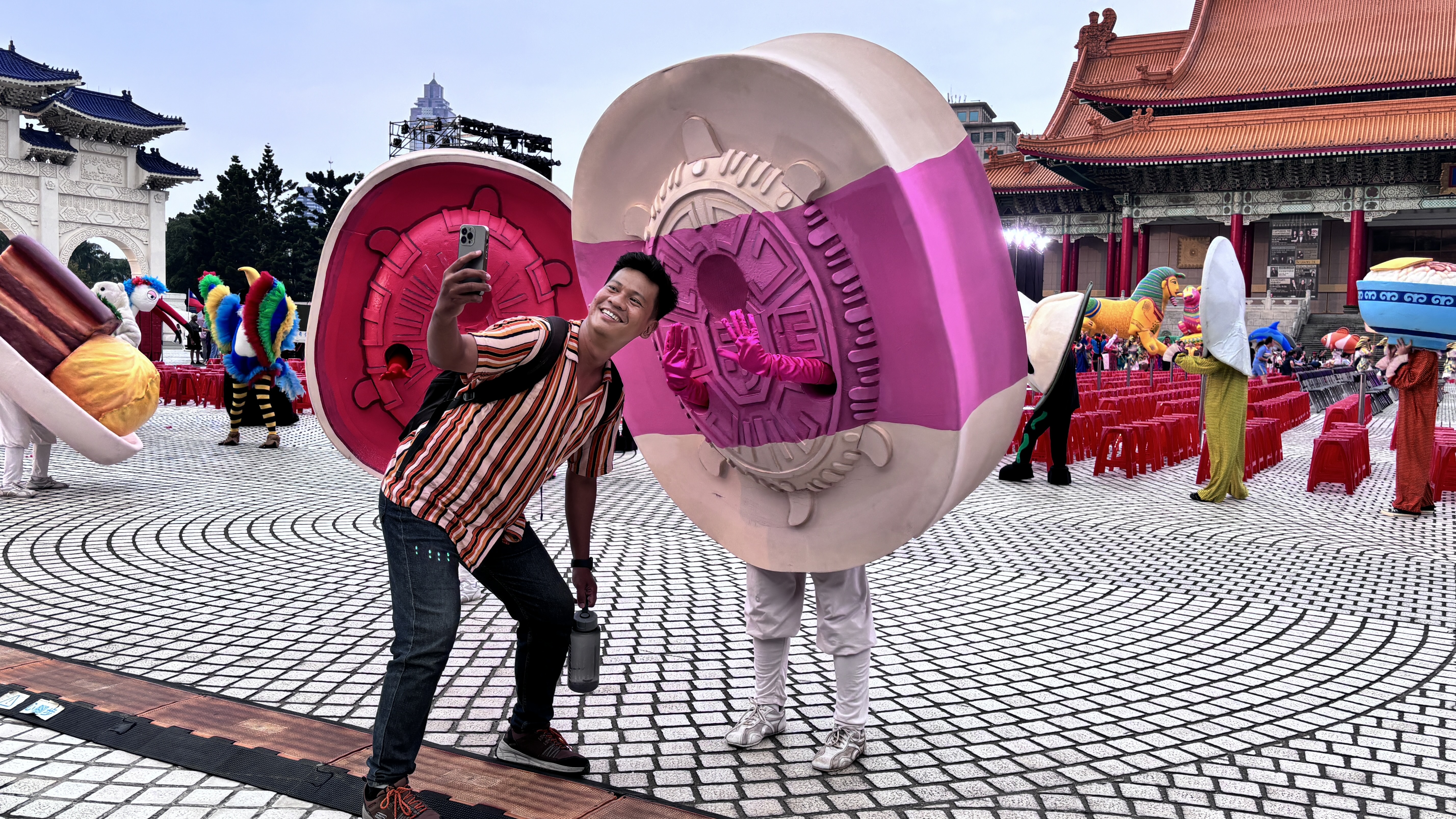 彩排時民眾被吸引過來圍觀，開心地約好「明天見！」（紙風車文教基金會提供）