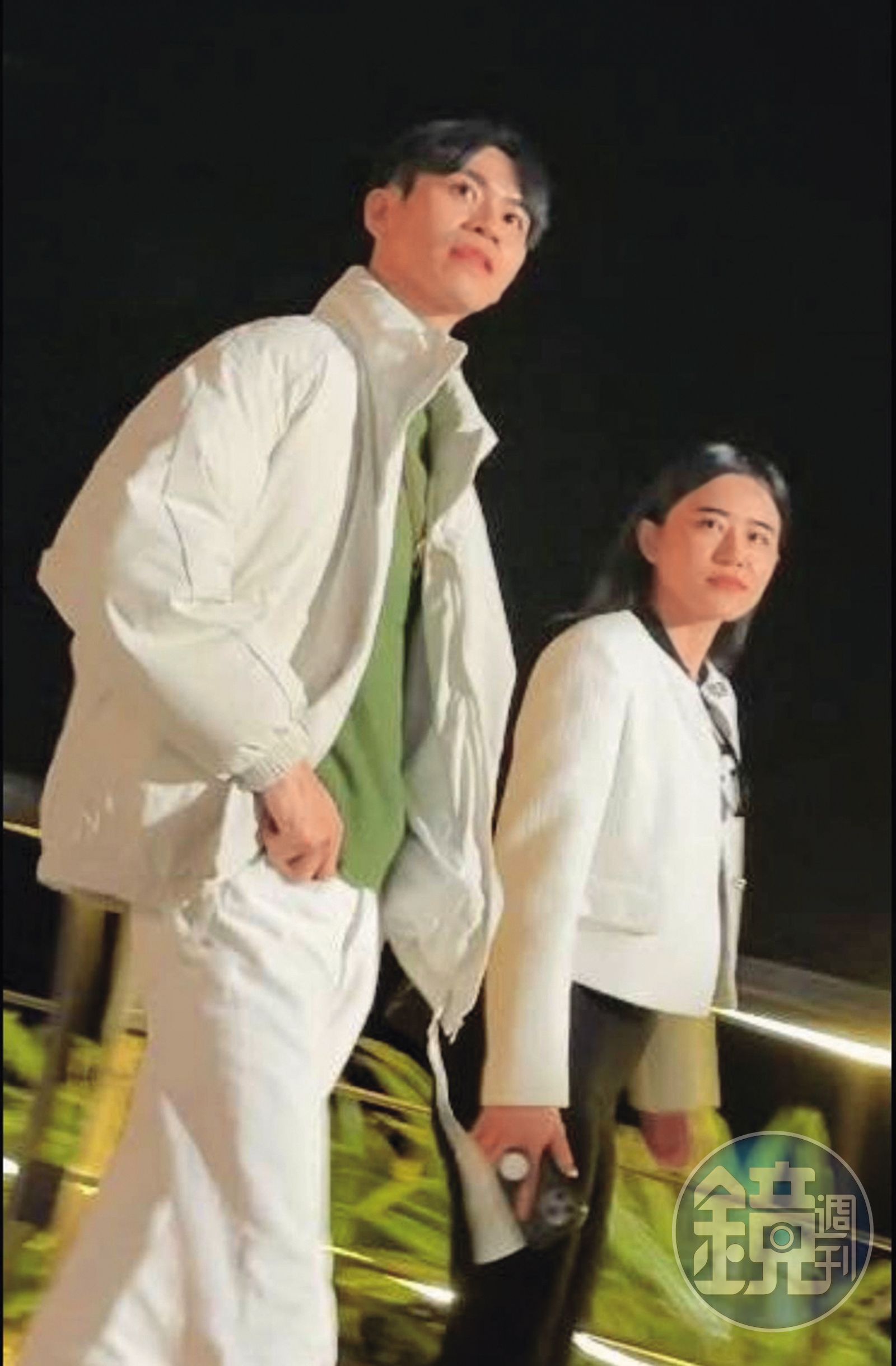 去年底， Andy（左）和經紀人女友李郁涵（右）在白沙灣約會，被讀者直擊。 （讀者提供）