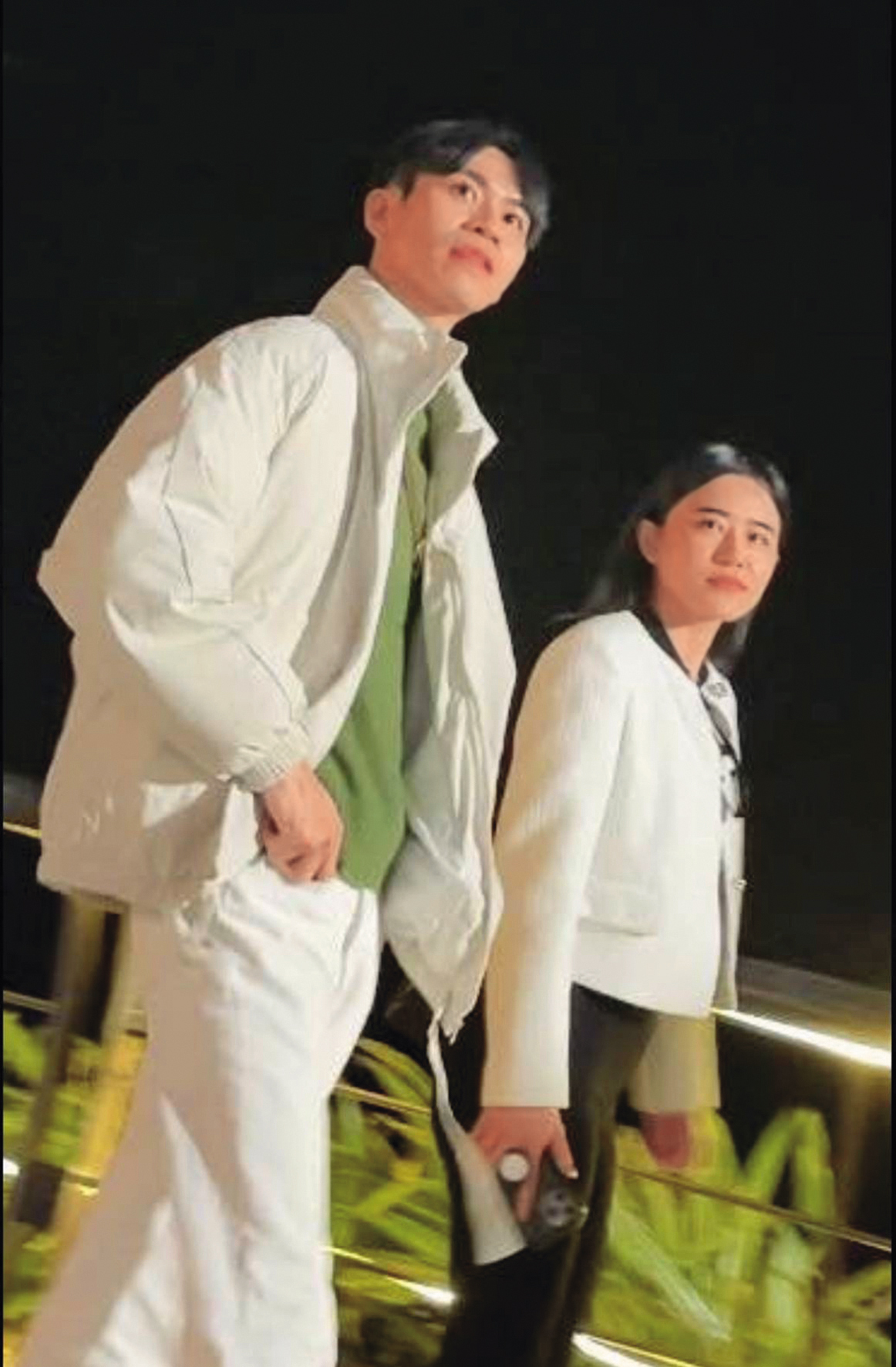 去年底， Andy（左）和經紀人女友李郁涵（右）在白沙灣約會，被讀者直擊。 （讀者提供）