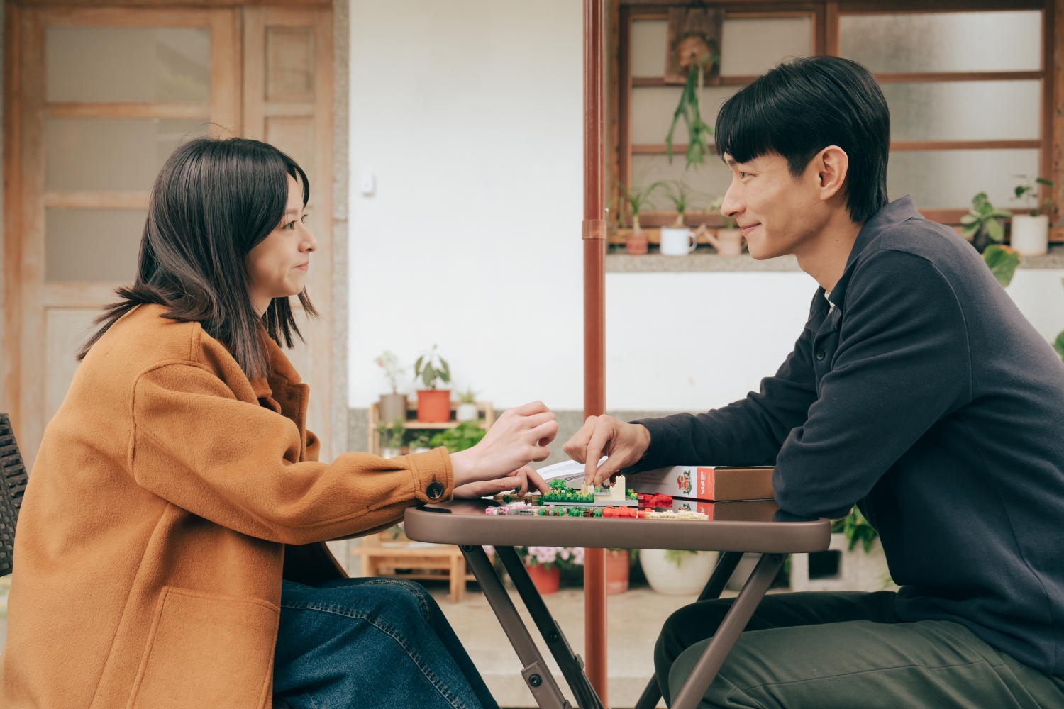 陳姸霏（左）和黃河（右）在《人生只租不賣》從歡喜冤家到互相陪伴。（公視台語台提供）
