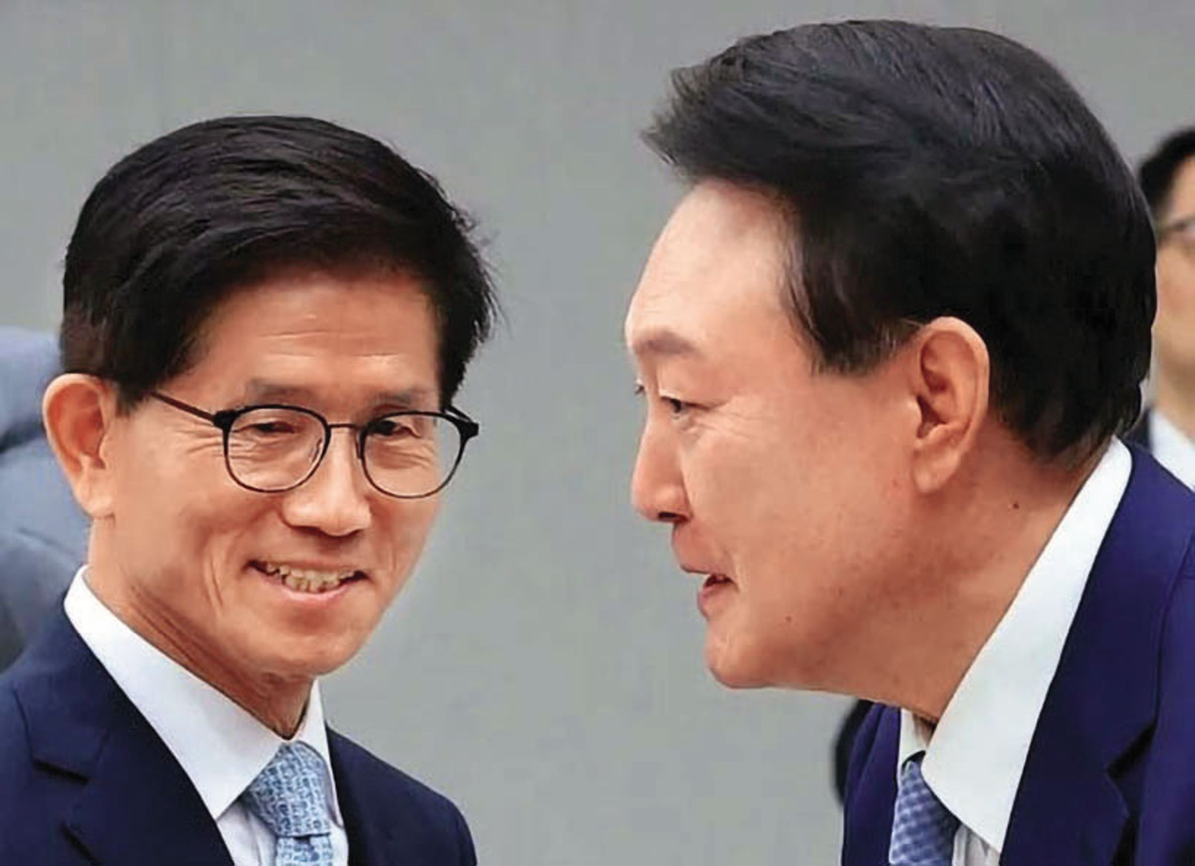 尹錫悅（右）因戒嚴風波遭彈劾下台，其所屬的國民力量黨與其切割。（韓國總統室攝影記者團）