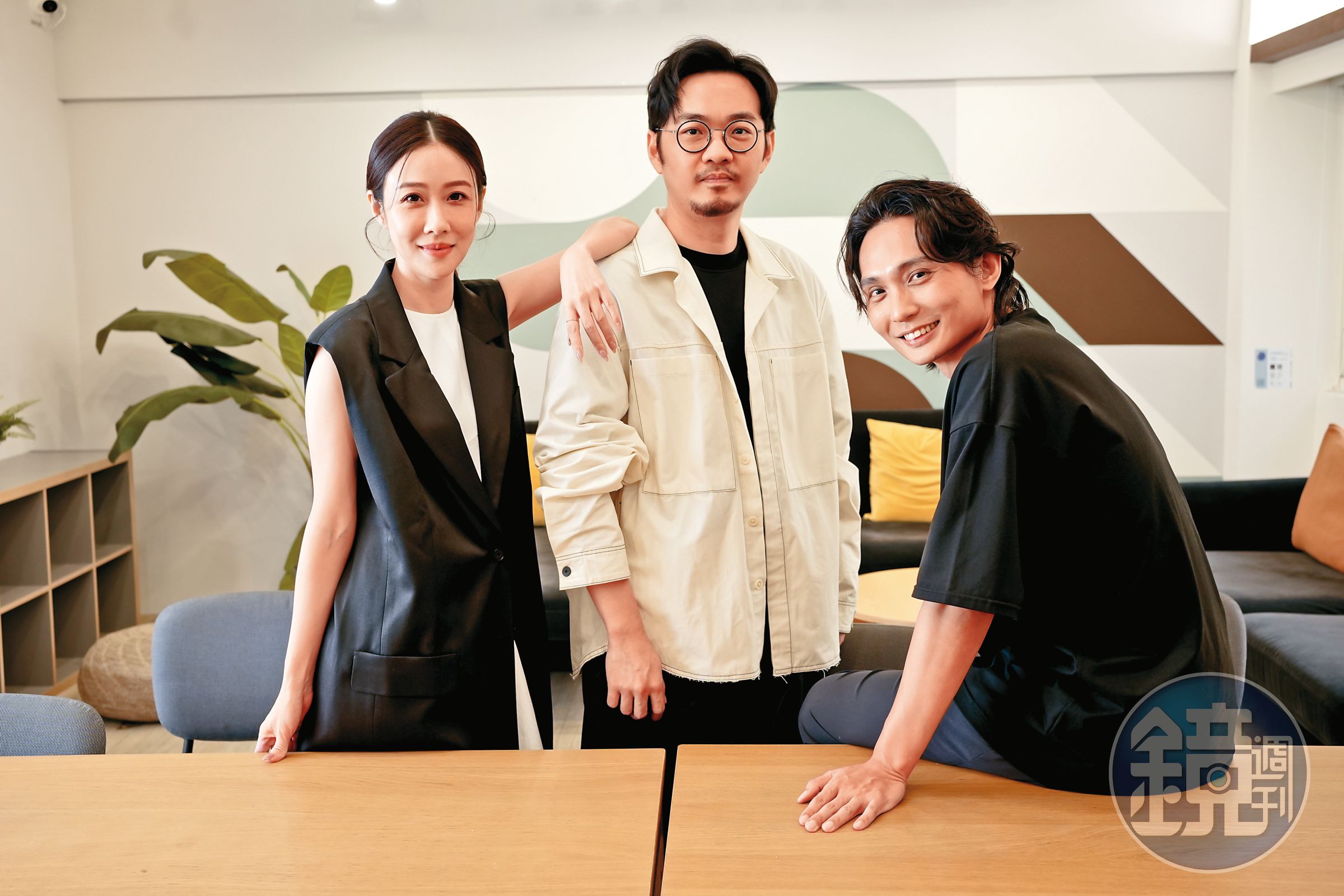 默契十足的監製金百倫（左起）、導演程偉豪與殷振豪，此次攜手拍攝影集。