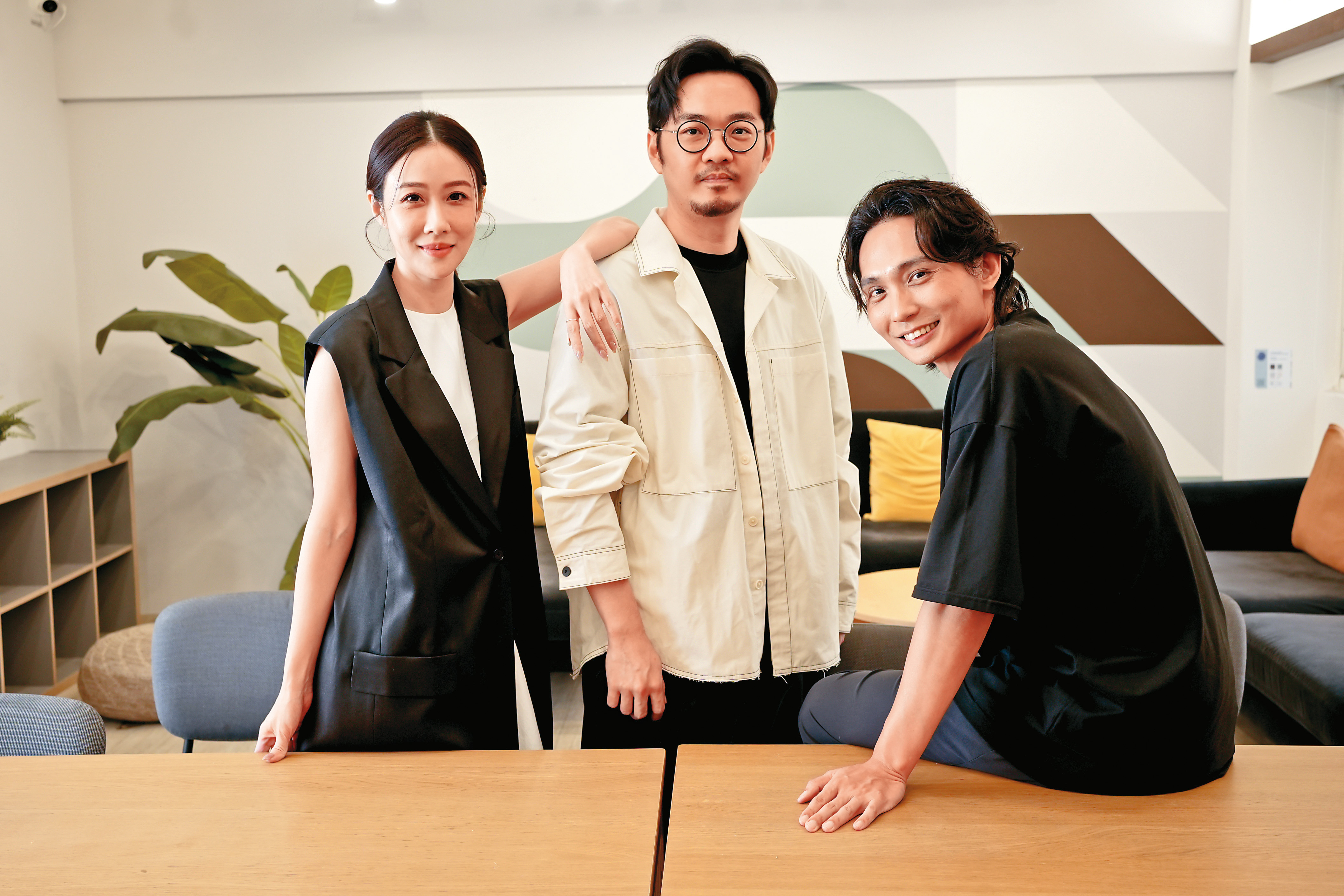 默契十足的監製金百倫(左起)、導演程偉豪與殷振豪,此次攜手拍攝影集。