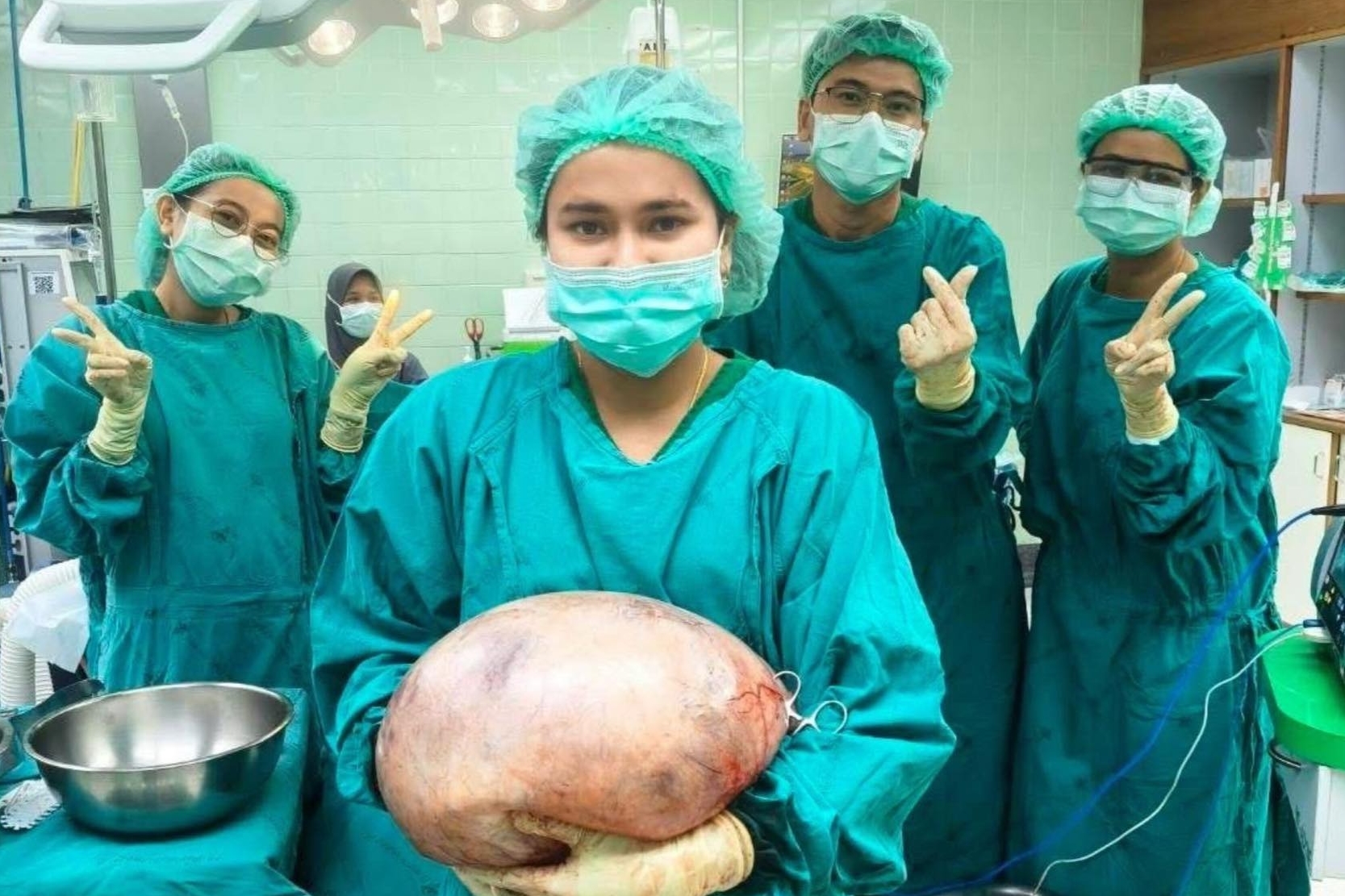 泰妹長期小腹隆起，肚內竟藏1顆重達8公斤超大卵巢囊腫。（翻攝自臉書คลินิกสูตินรีเวชหมอธมน สตูล）