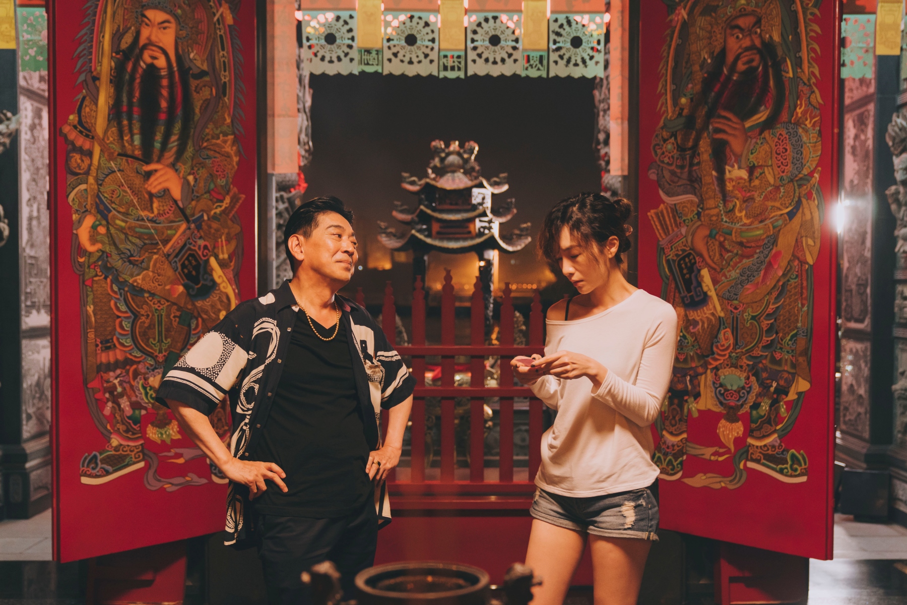 高捷和陽靚在《塑膠花》裡的感情線令人感動。（抓馬文化提供）