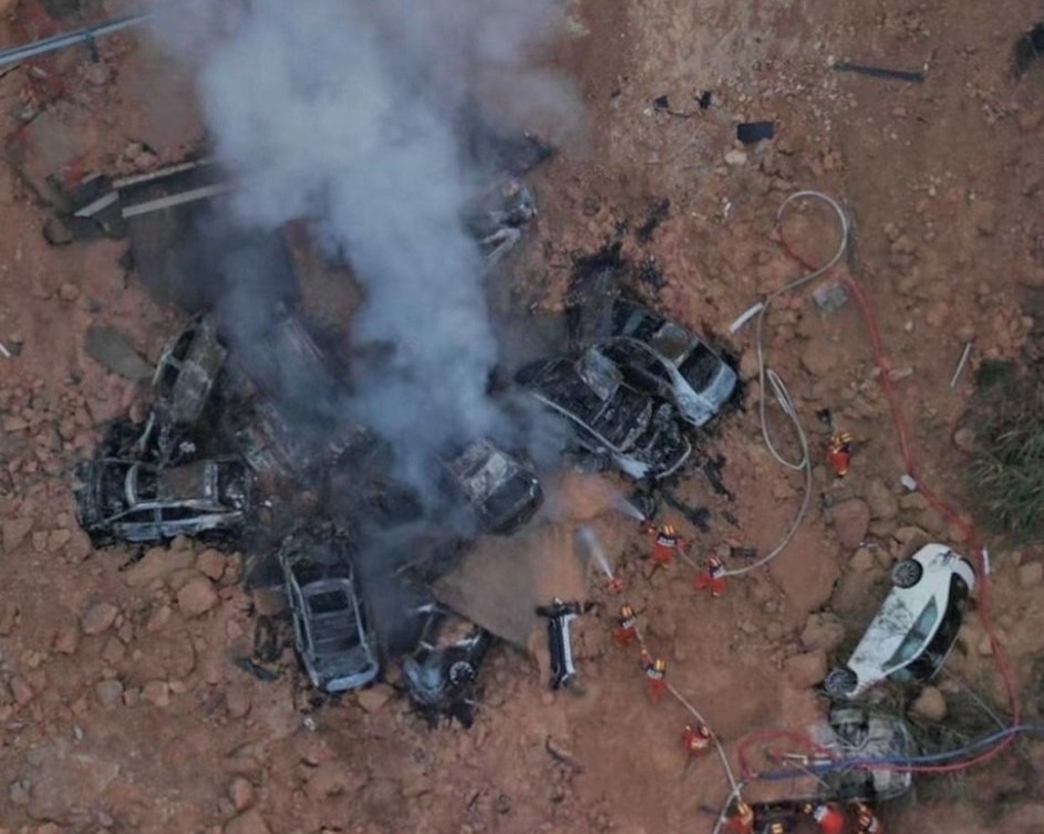 廣東省一處高速公路因連日降雨坍塌，導致行經的轎車摔落橋下，24人喪命。（翻攝自微博）