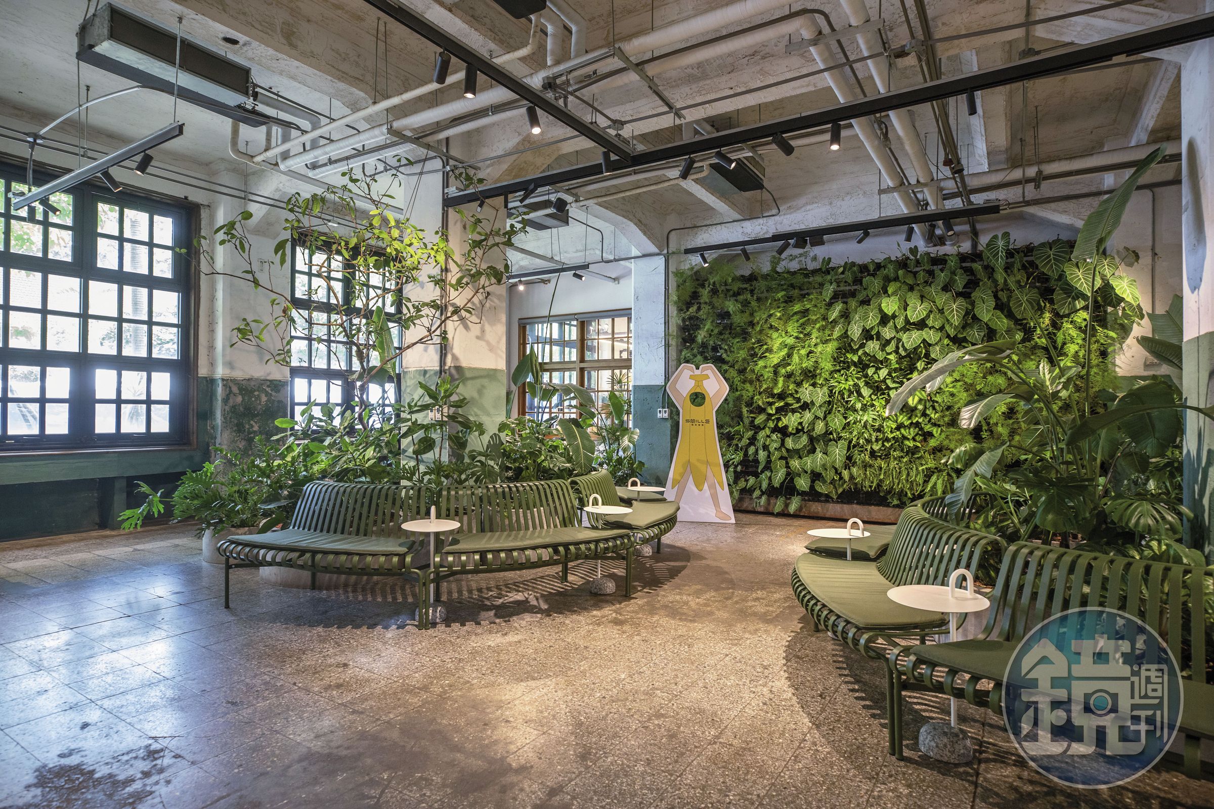台北松菸倉庫舊址裡,以綠色植栽打造「微笑蜜樂」門市,定位生活甜點與隨手可得的幸福滋味。