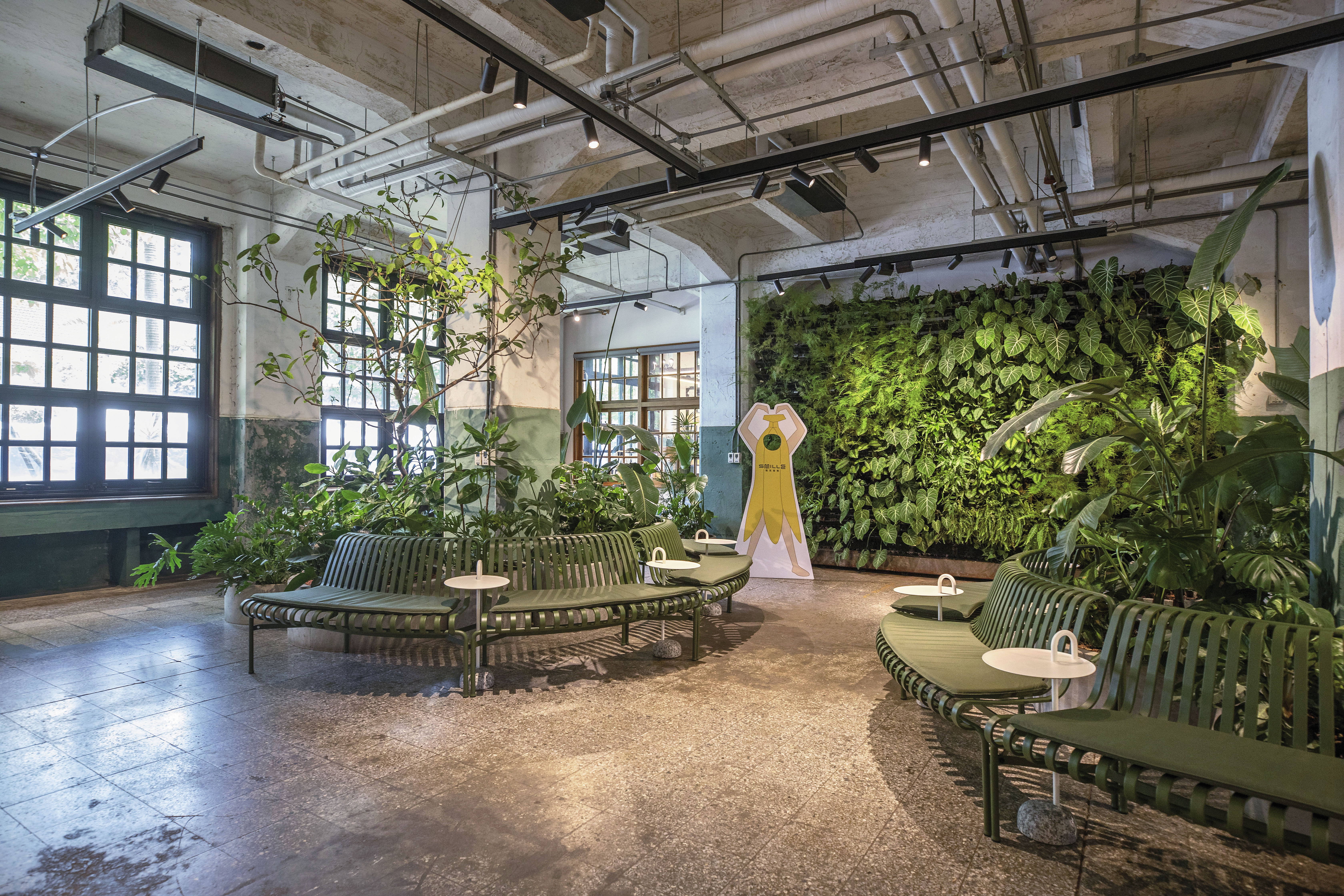 台北松菸倉庫舊址裡,以綠色植栽打造「微笑蜜樂」門市,定位生活甜點與隨手可得的幸福滋味。