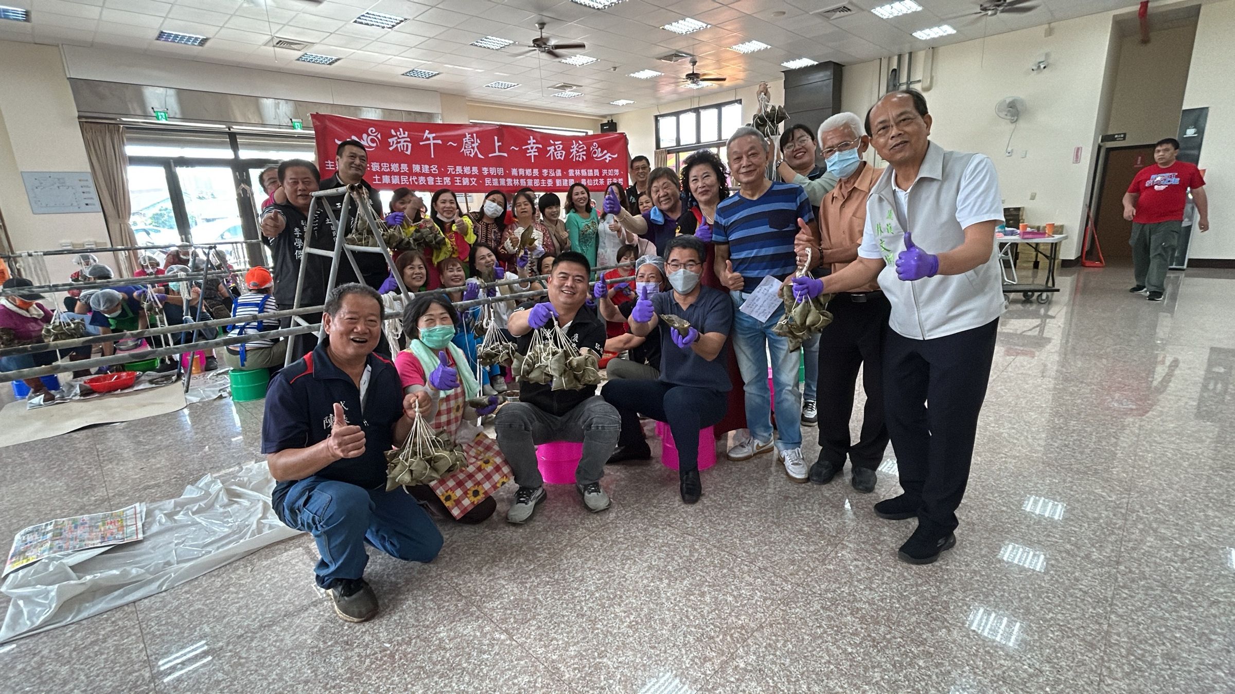 民進黨雲林縣黨部公職人員及在地議員、鄉里代表、新住民等一起包肉粽送暖。(劉建國提供)