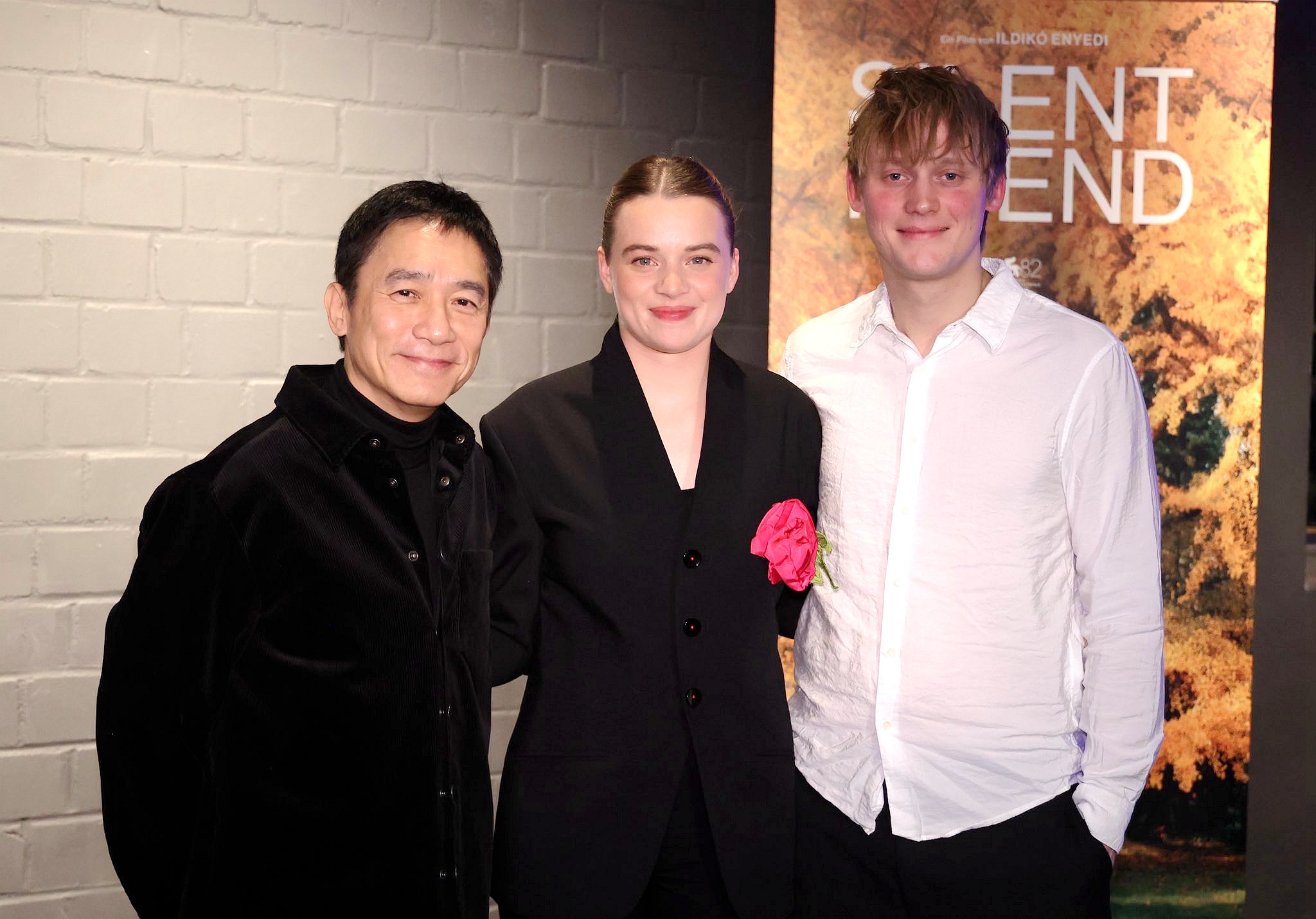 雖然片中梁朝偉（左）與露娜維德勒（中）的背景年代相差百年，未能同場合作，但2人日前在德國首映會上開心同框。（海鵬提供）