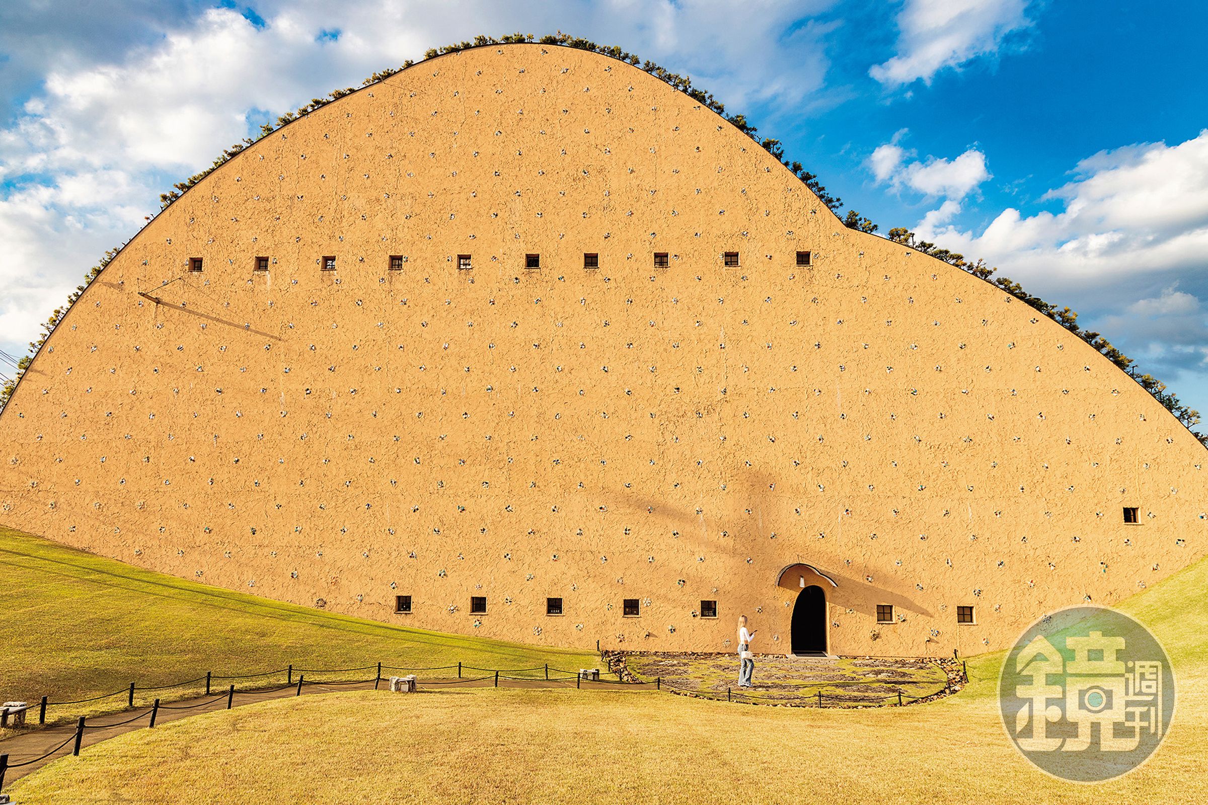 「馬賽克磁磚博物館」外觀由「建築頑童」藤森照信設計，遠看有點神似蠟筆小新的臉部輪廓。
