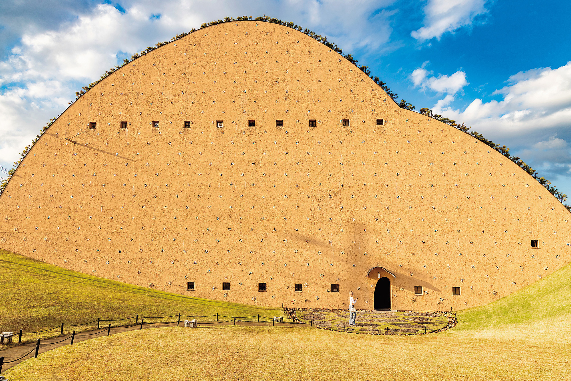 「馬賽克磁磚博物館」外觀由「建築頑童」藤森照信設計，遠看有點神似蠟筆小新的臉部輪廓。