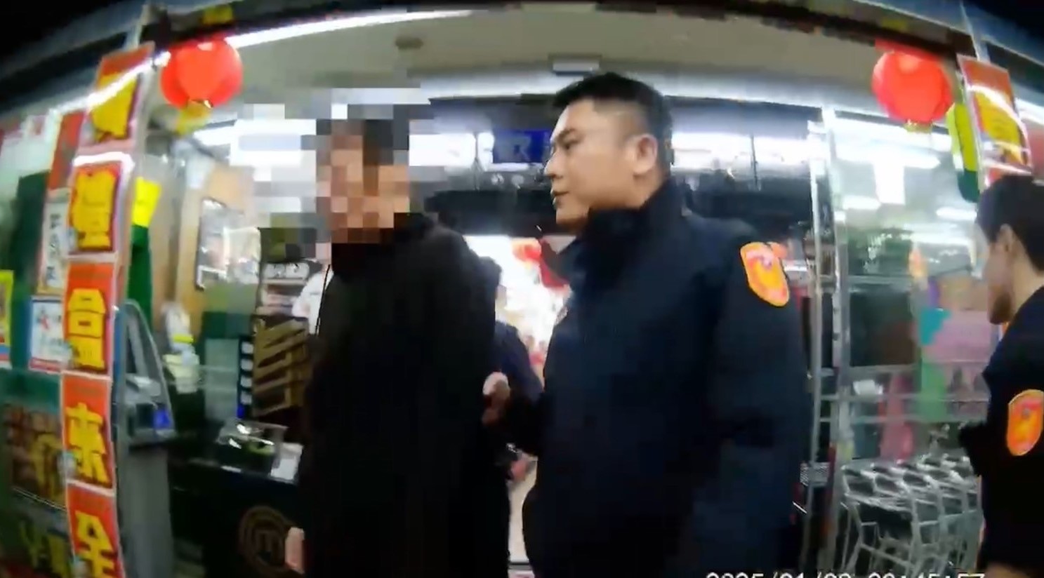 警方獲報到場後制止魏姓顧客及張姓店員衝突，協助2人送醫。（翻攝畫面）