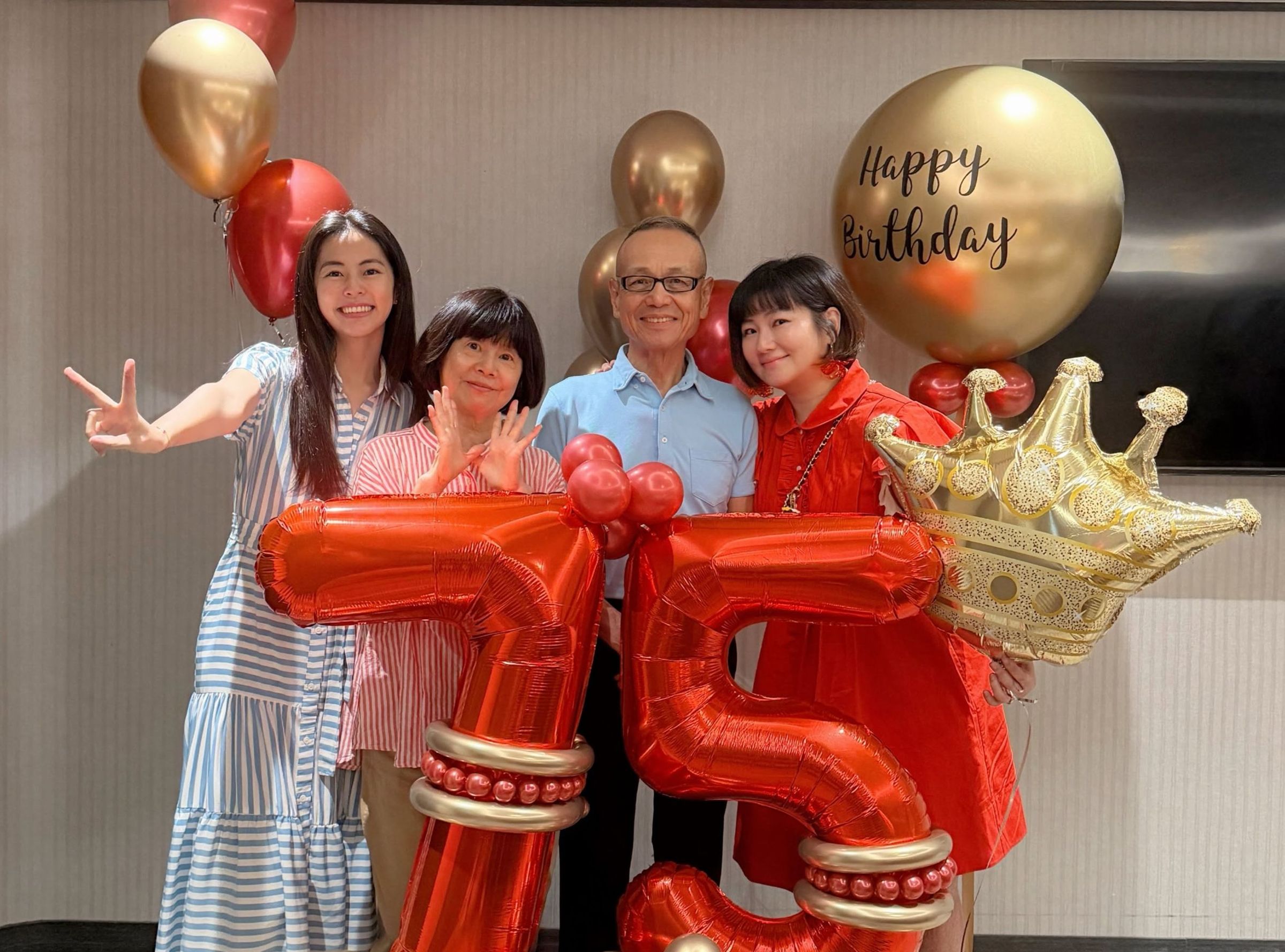 任容萱昨（4日）在社群平台曬出替任爸75歲生日慶生的溫暖畫面。臉書
