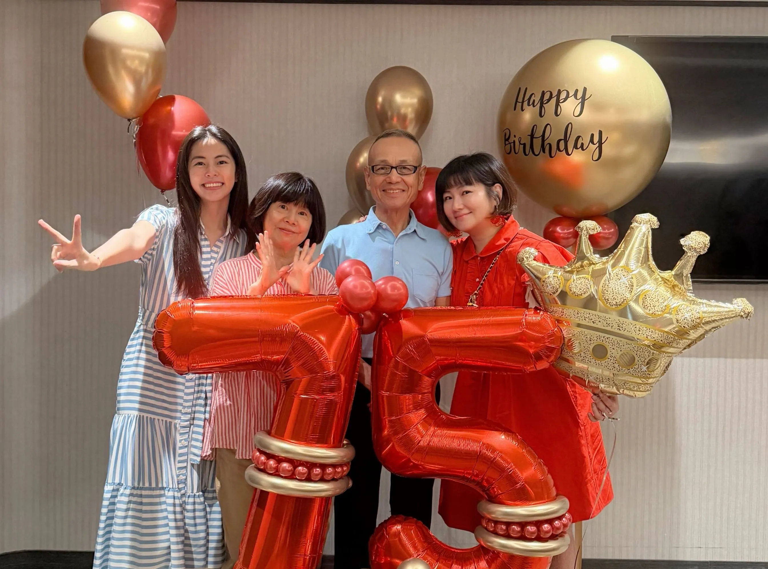 任容萱昨（4日）在社群平台曬出替任爸75歲生日慶生的溫暖畫面。臉書